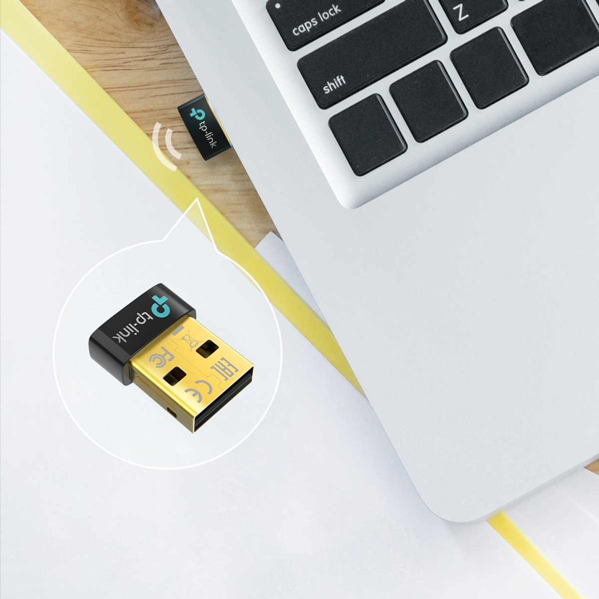 Un'unità USB nera e dorata collegata a un laptop. Con logo TP-Link.