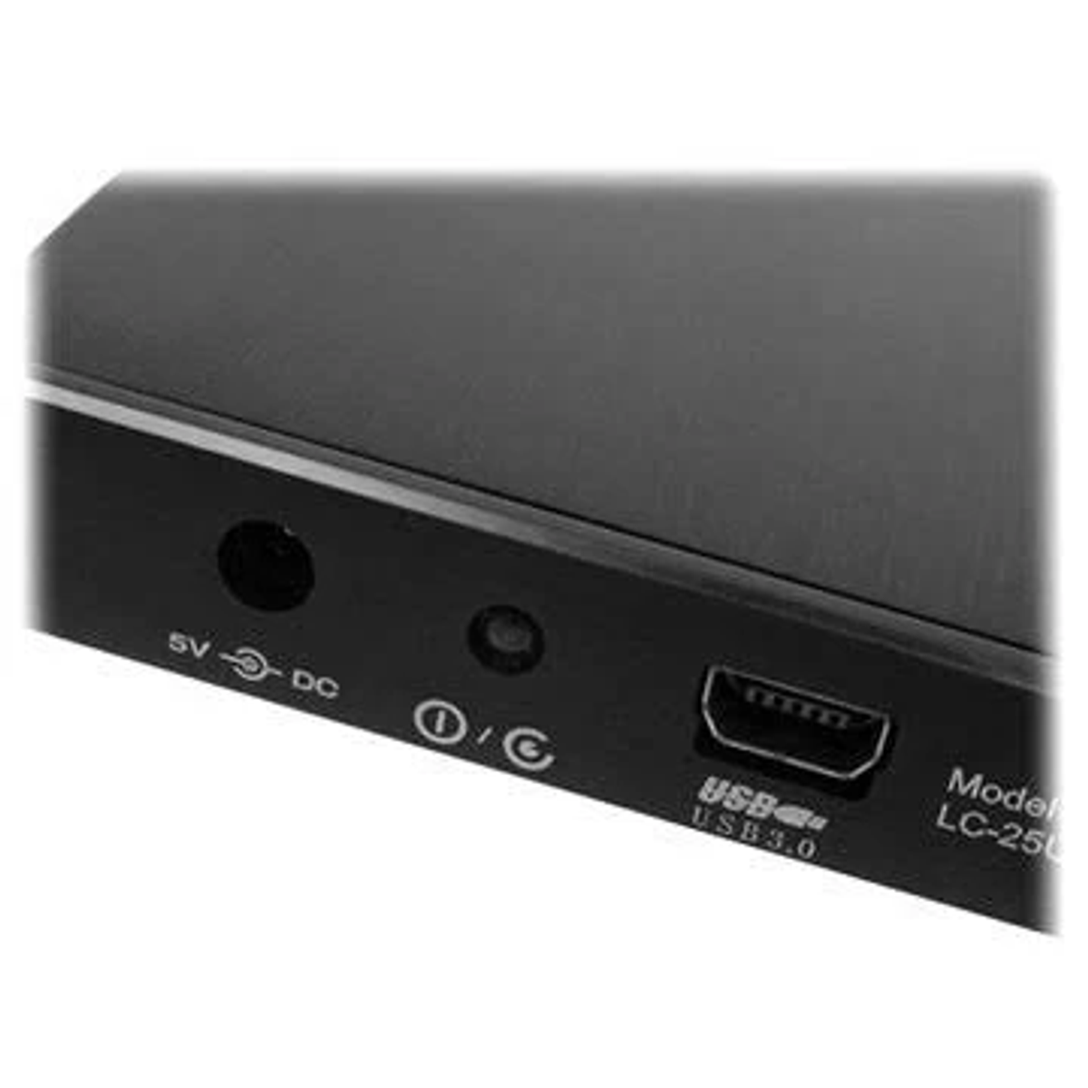 Nahaufnahme eines schwarzen Geräts mit Anschlüssen. Enthält SV-, DC- und USB 3.0-Anschlüsse.