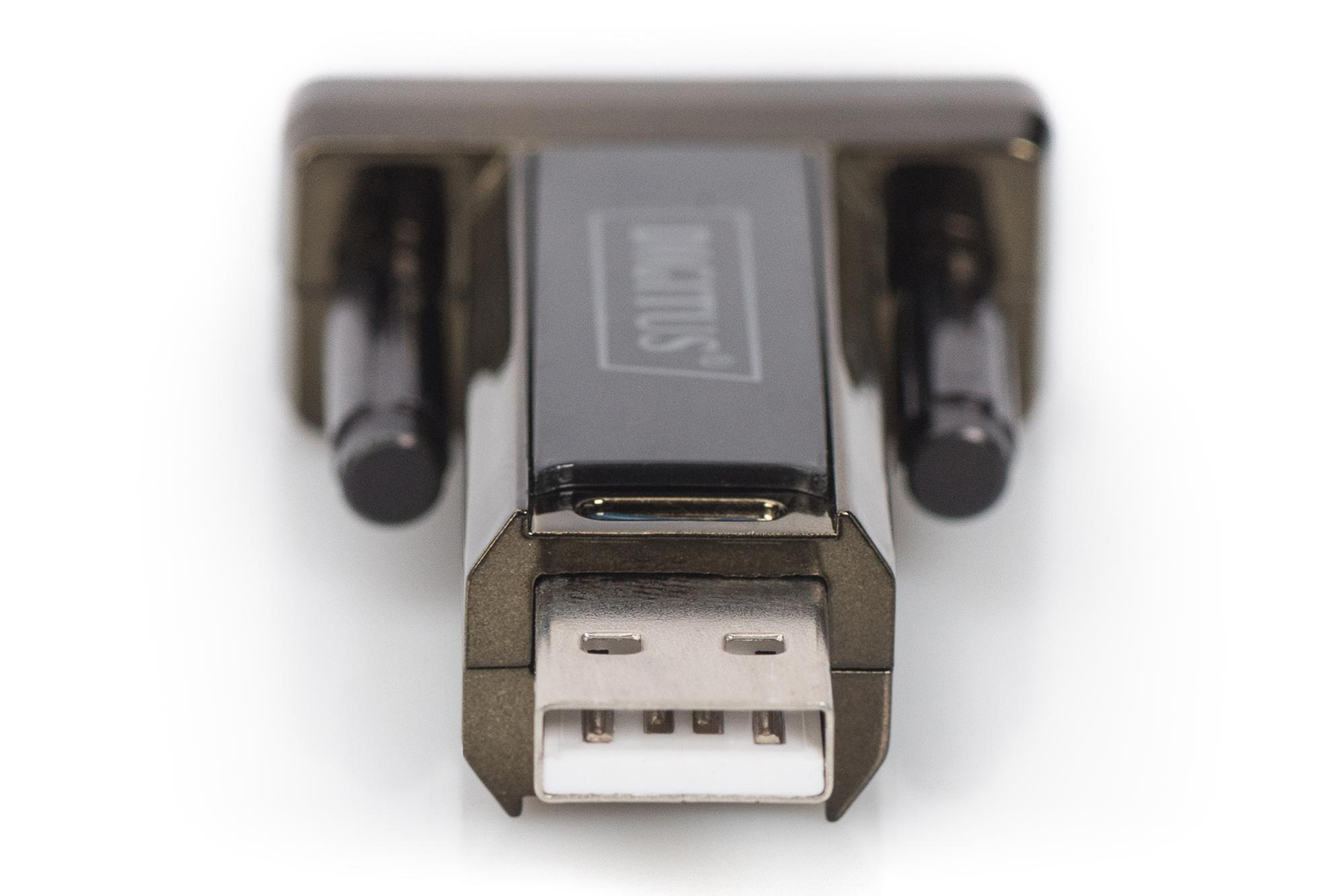 Ein schwarzer USB-C-Adapter mit USB-Anschluss, auf weißem Hintergrund.