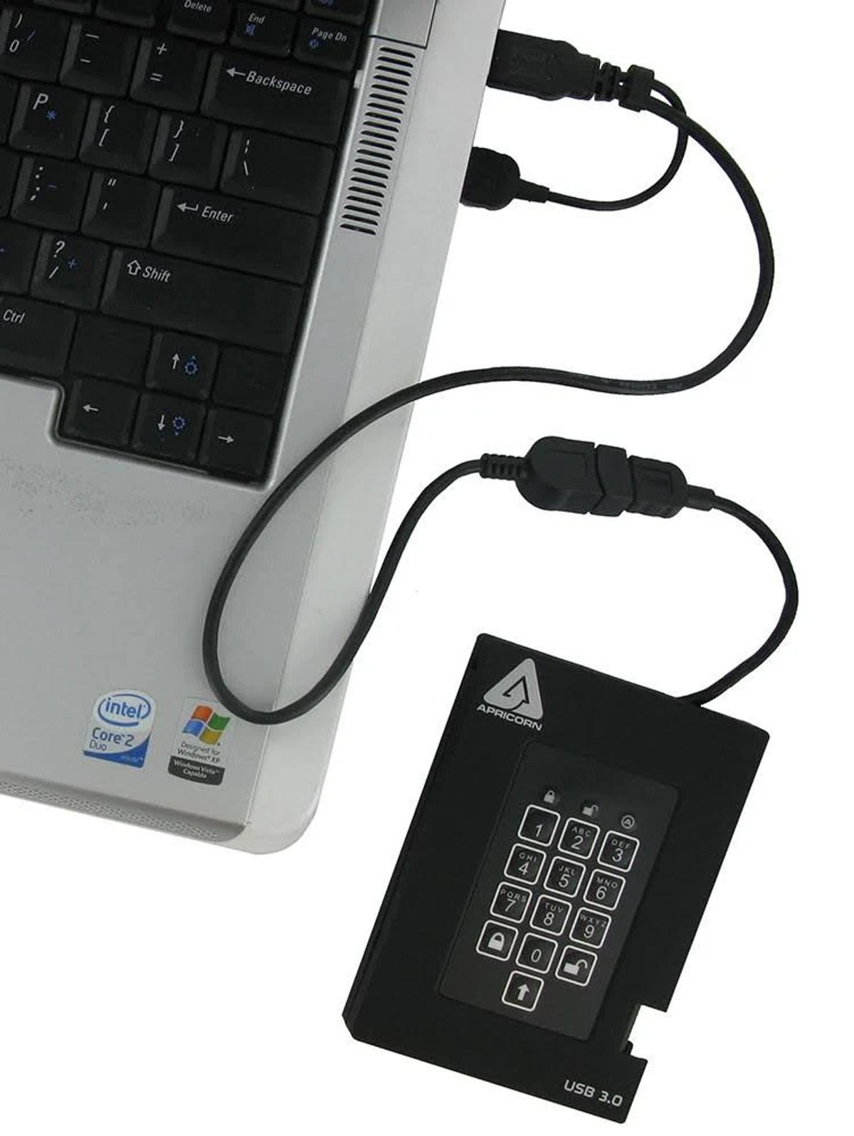 Een laptop verbonden met een zwart apparaat met een keypad, en een USB 3.0 label.