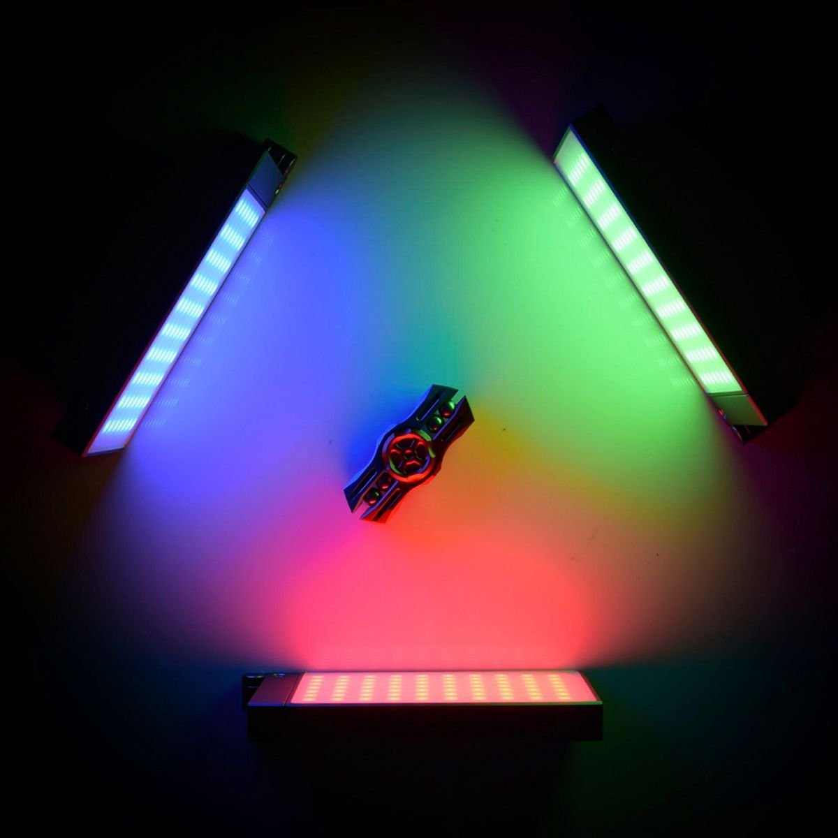 Lumières LED multicolores et un fidget spinner sur fond sombre.