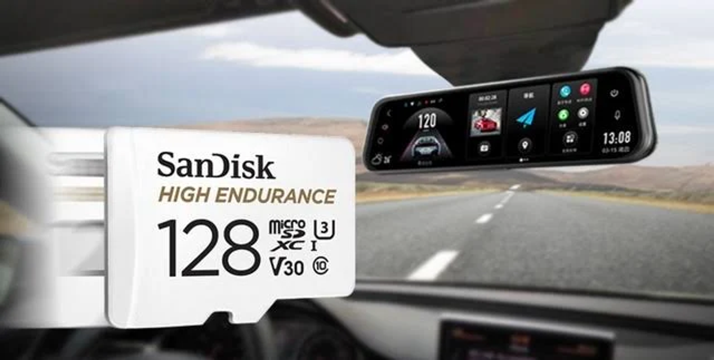 Karta microSD Sandisk 128GB i wyświetlacz kamery samochodowej, pokazujący drogę.