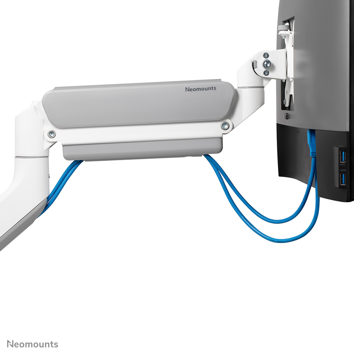 Brazo de monitor con dos cables azules conectados al monitor y un marco blanco y gris, logo Neomounts.