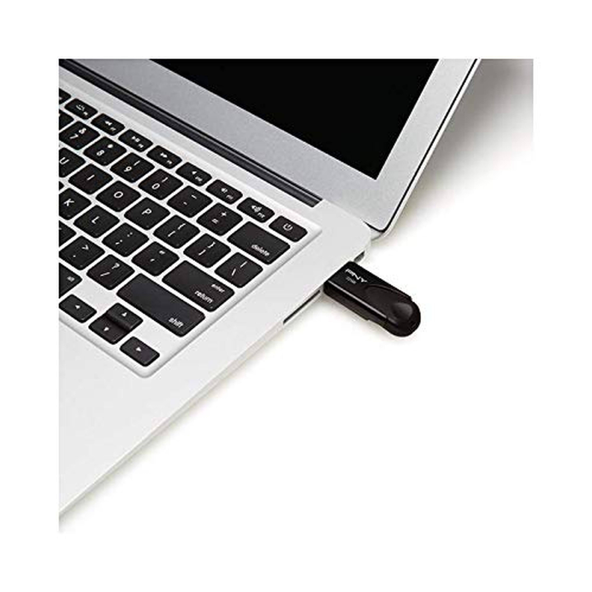 Laptop z włożonym pendrivem. Biały laptop, czarny USB. Ekran jest czarny.