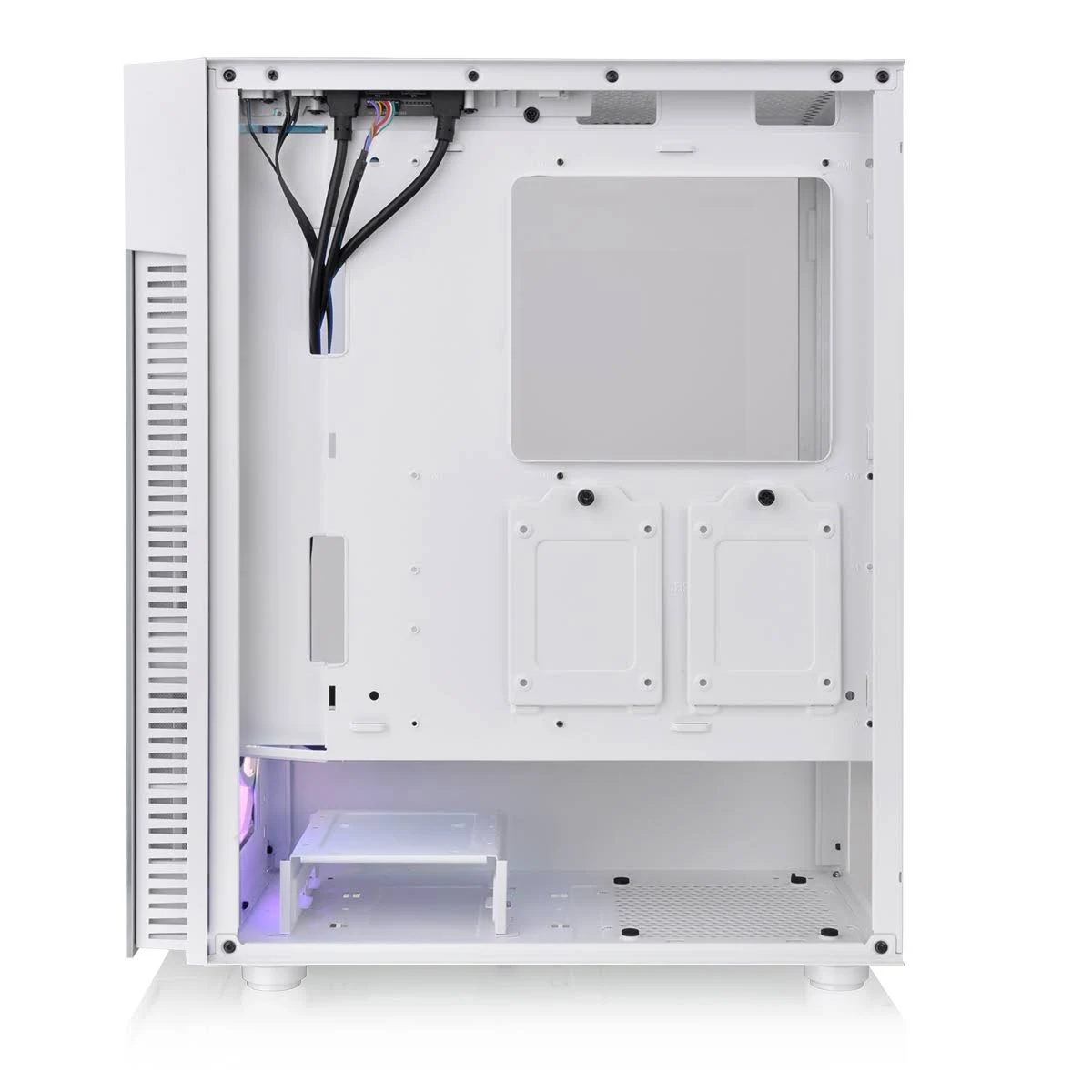 Wnętrze białej obudowy komputera, pokazujące gniazda na komponenty i funkcje zarządzania kablami.