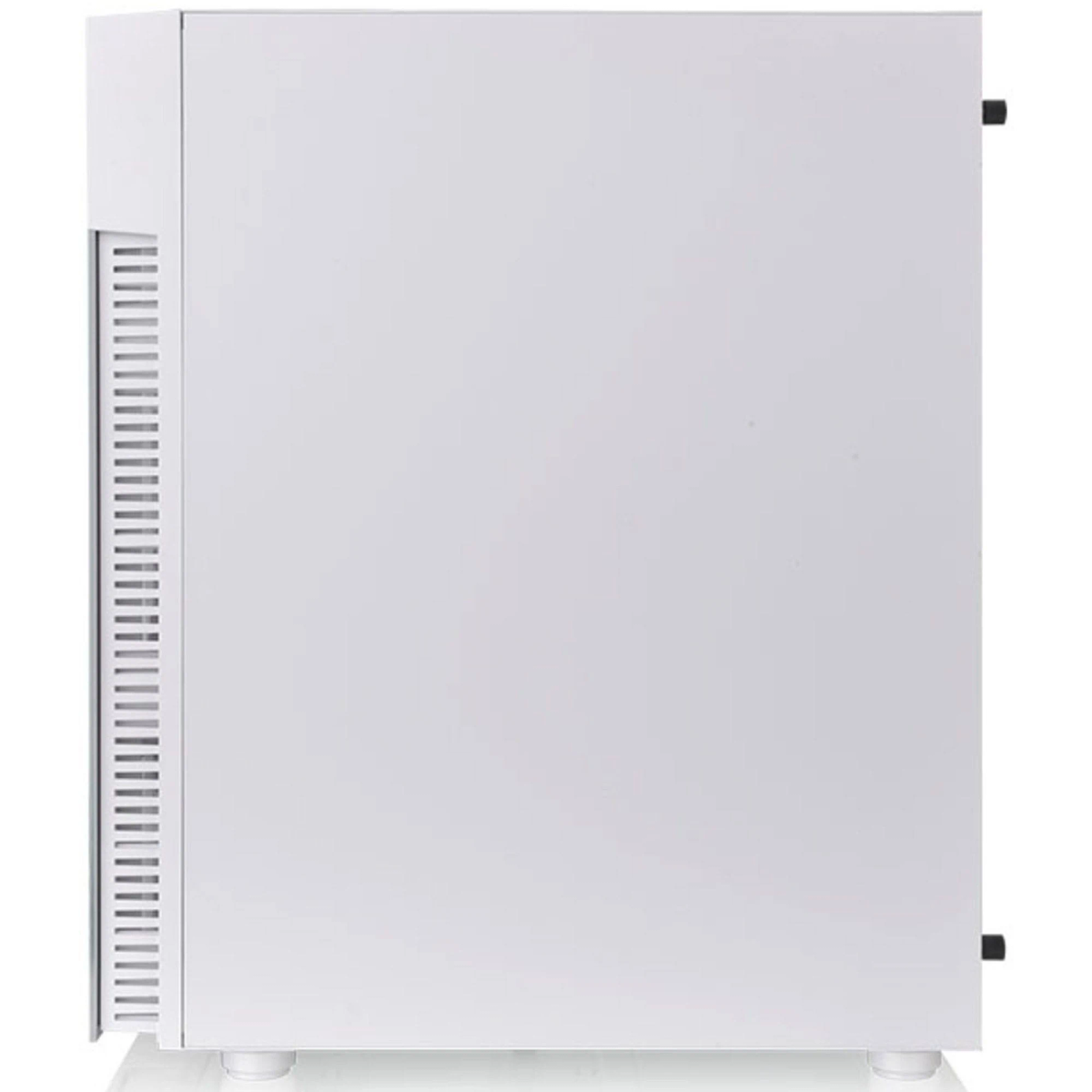 Biała obudowa komputera, widok z boku. Ma kratkę i małe nóżki.