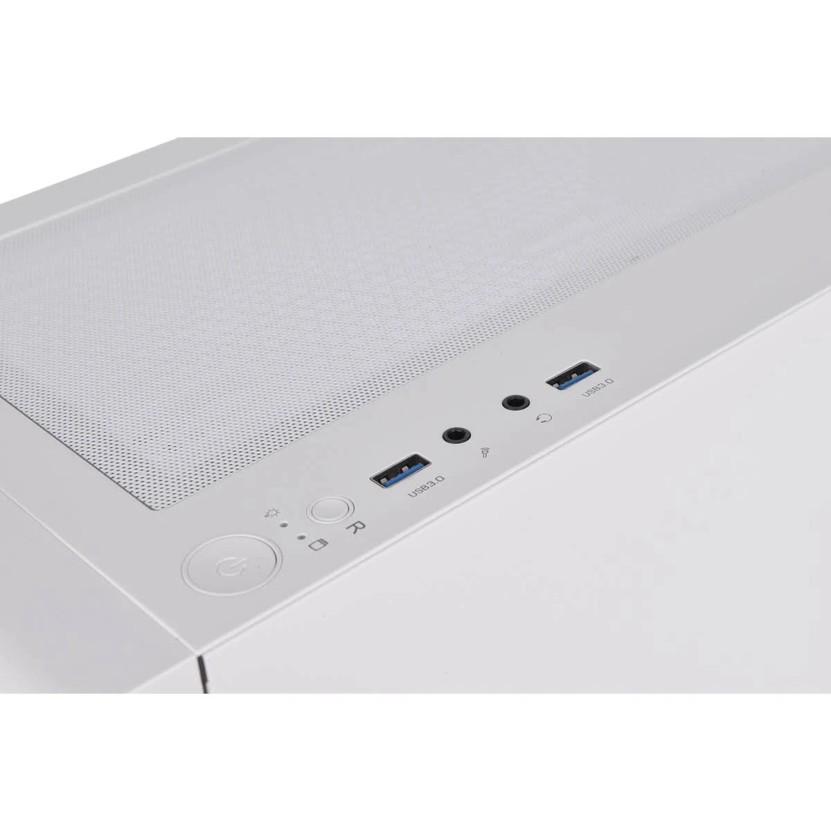Róg białej obudowy komputera z portami USB, gniazdem audio i widocznym przyciskiem zasilania.