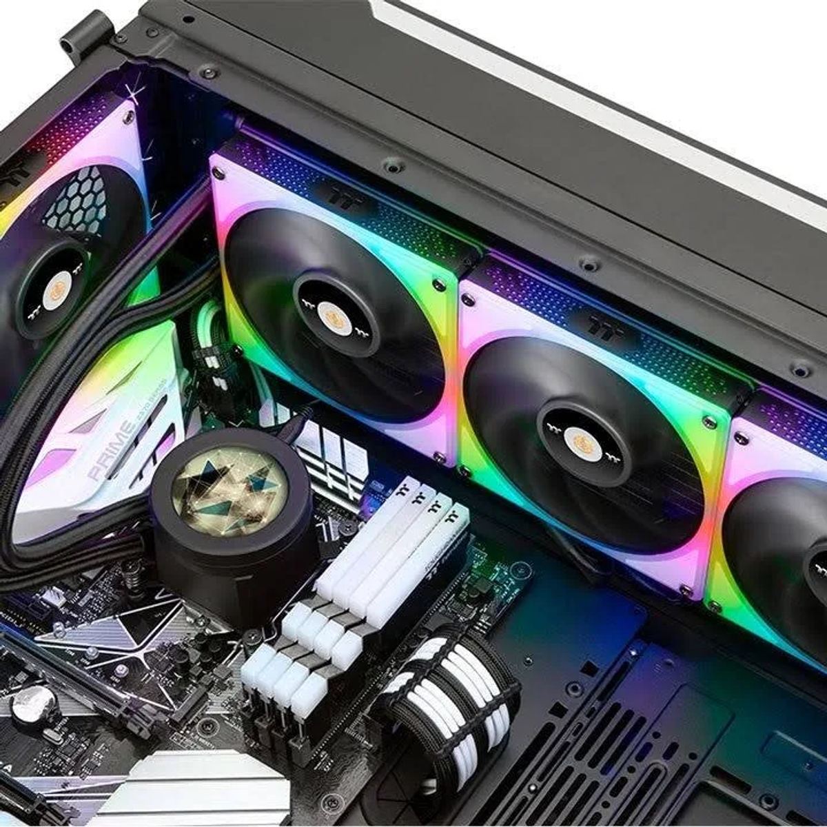 Nahaufnahme der internen Komponenten eines Computers mit Lüftern und Lichtern.