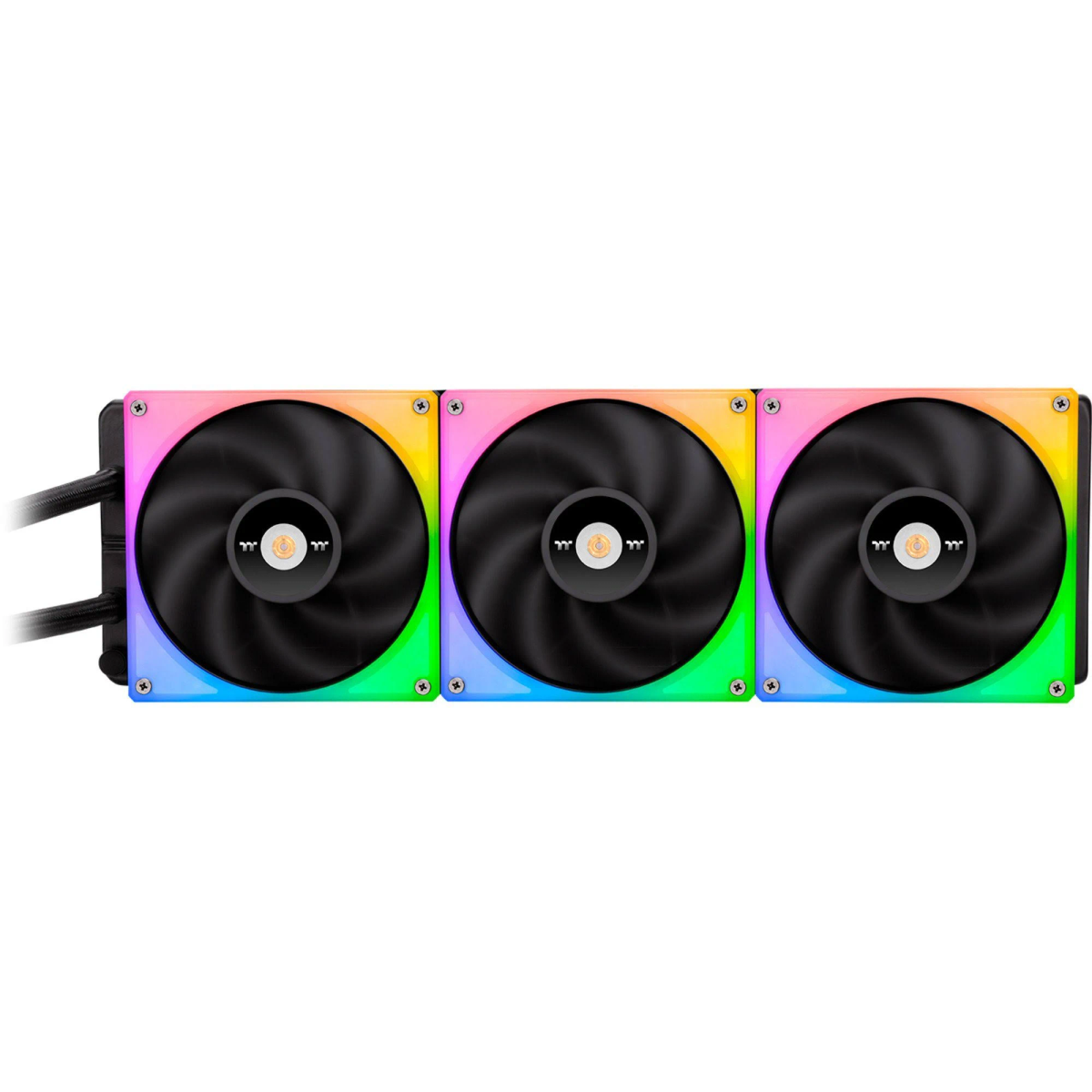Drei Computerlüfter mit RGB-Beleuchtung. Jeder Lüfter hat eine schwarze Mitte.