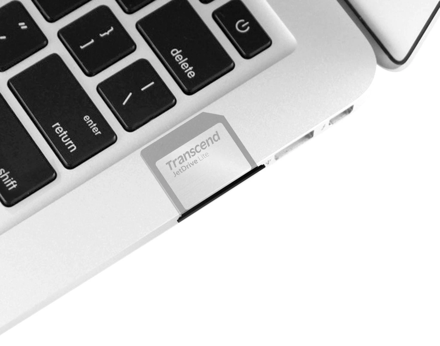 Nahaufnahme einer Laptop-Tastatur mit eingelegter SD-Karte. Auf der Karte steht 'Transcend JetDrive lite'.