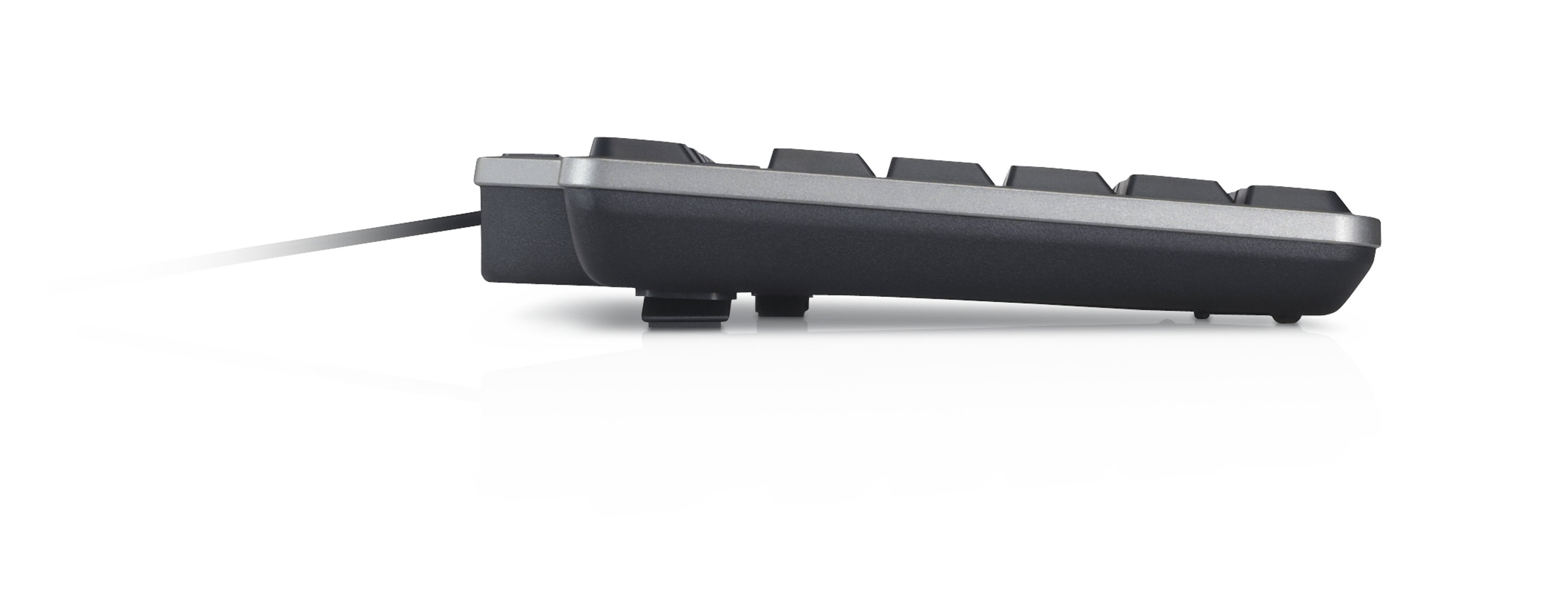 Kolejny widok z boku czarnej klawiatury ze srebrnym wykończeniem i kablem na białym tle. Klawiatura jest uniesiona.