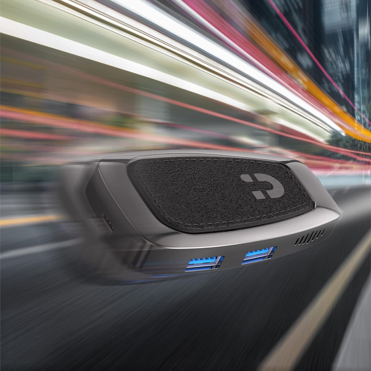 Un gadget per auto nero con luci blu su un'autostrada sfocata, che suggerisce velocità.