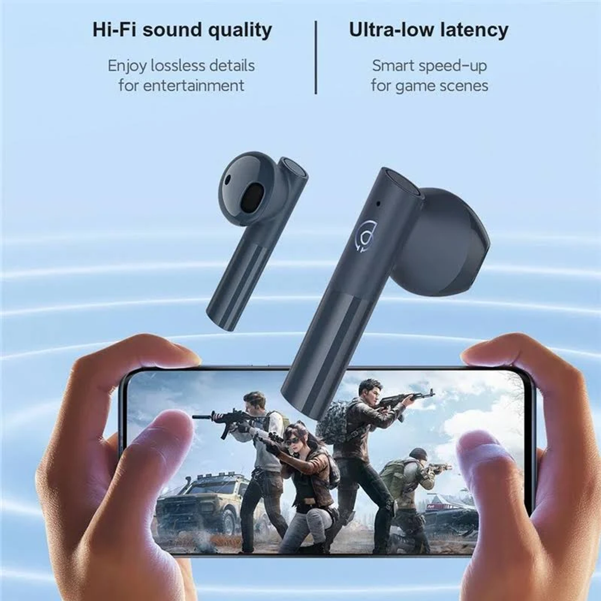 Auricolari e telefono, tenuti con le mani. Testo in alto su suono Hi-Fi e bassa latenza.