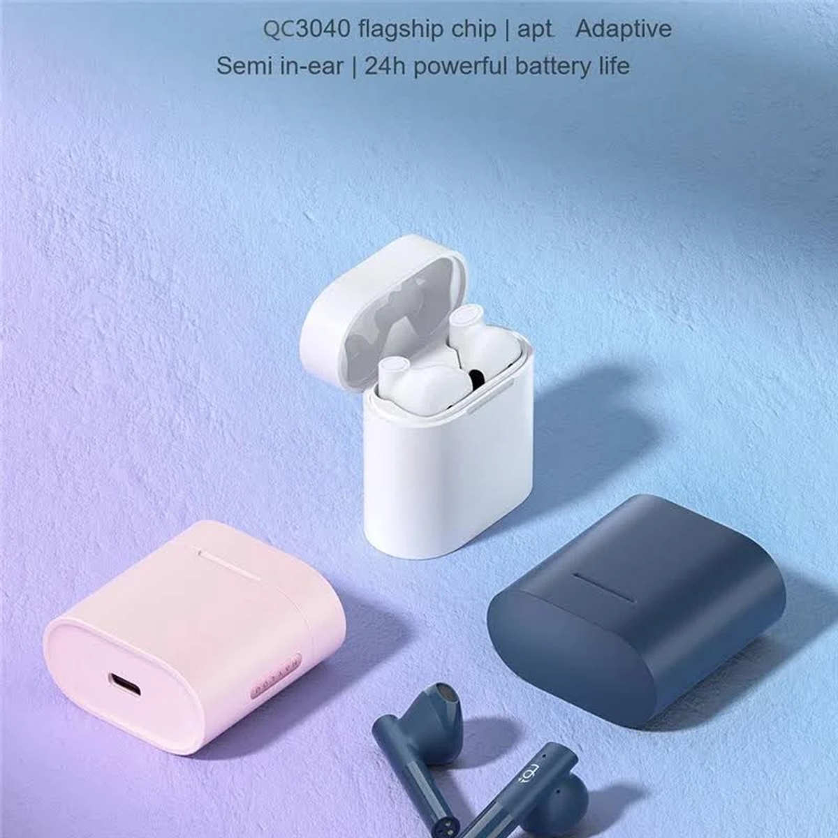 Tre auricolari wireless bianchi con custodie di ricarica. Una custodia è aperta, due sono chiuse, in blu.