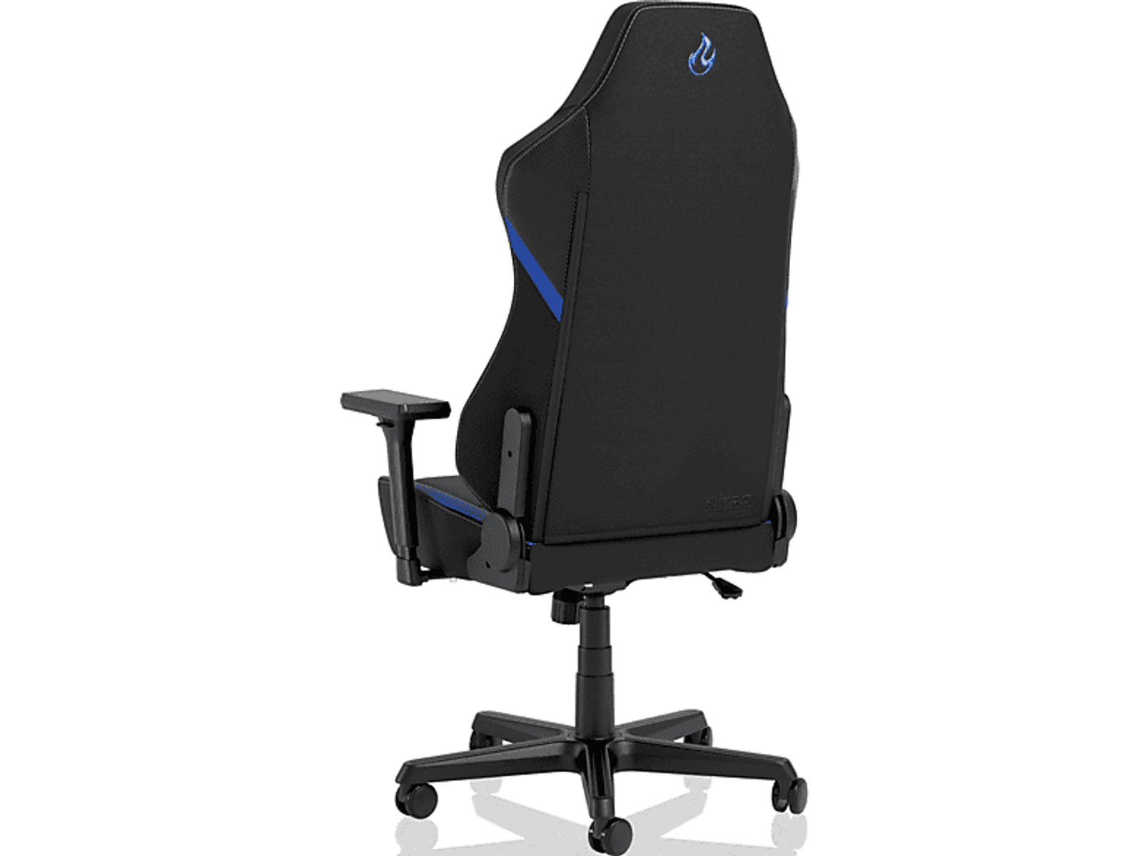Gaming-Stuhl, schwarz mit blauen Akzenten und blauem Flammenlogo auf dem Rücken.