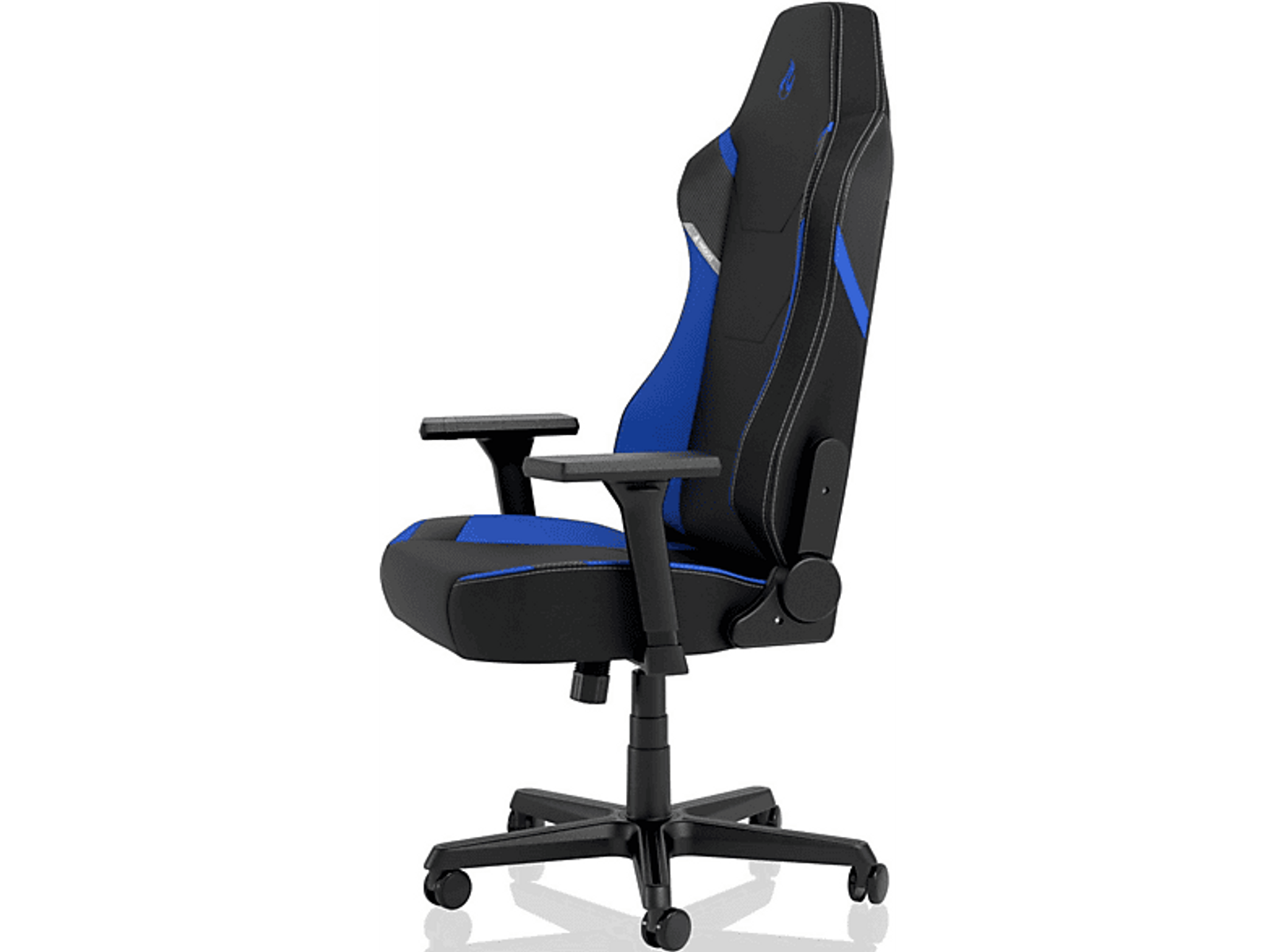 Schwarzer und blauer Gaming-Stuhl. Seitenansicht. Schwarze Basis mit Rollen.