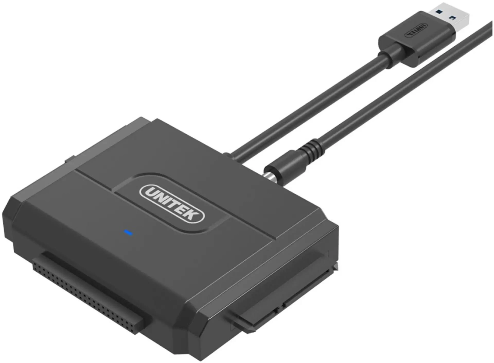 Schwarzer Unitek SATA-zu-USB-Adapter. USB- und Netzkabel sind angeschlossen. Weißer Hintergrund.