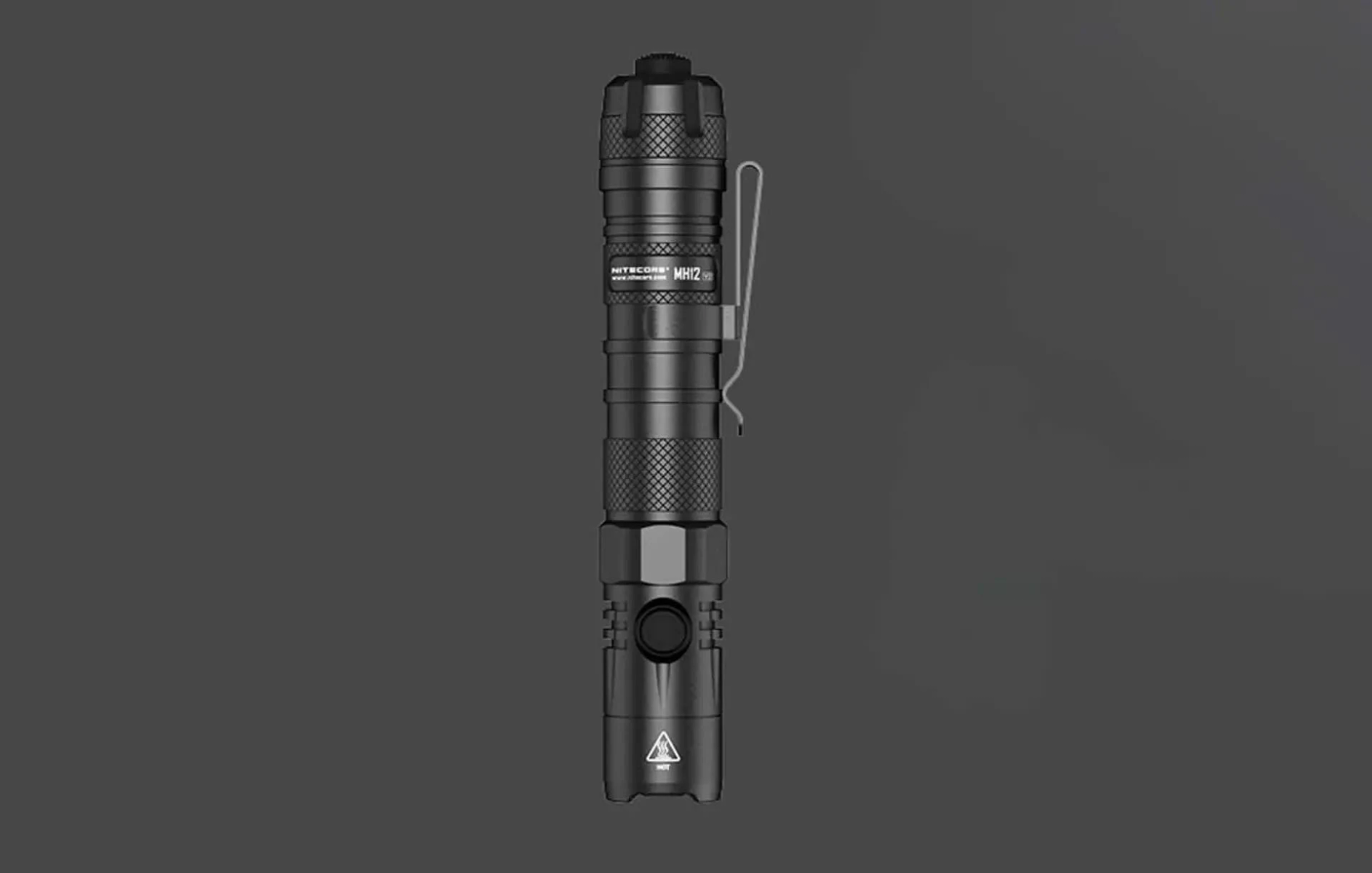 Eine schwarze Taschenlampe, zylindrisch, mit Taschenclip und Knopf. Dunkelgrauer Hintergrund.