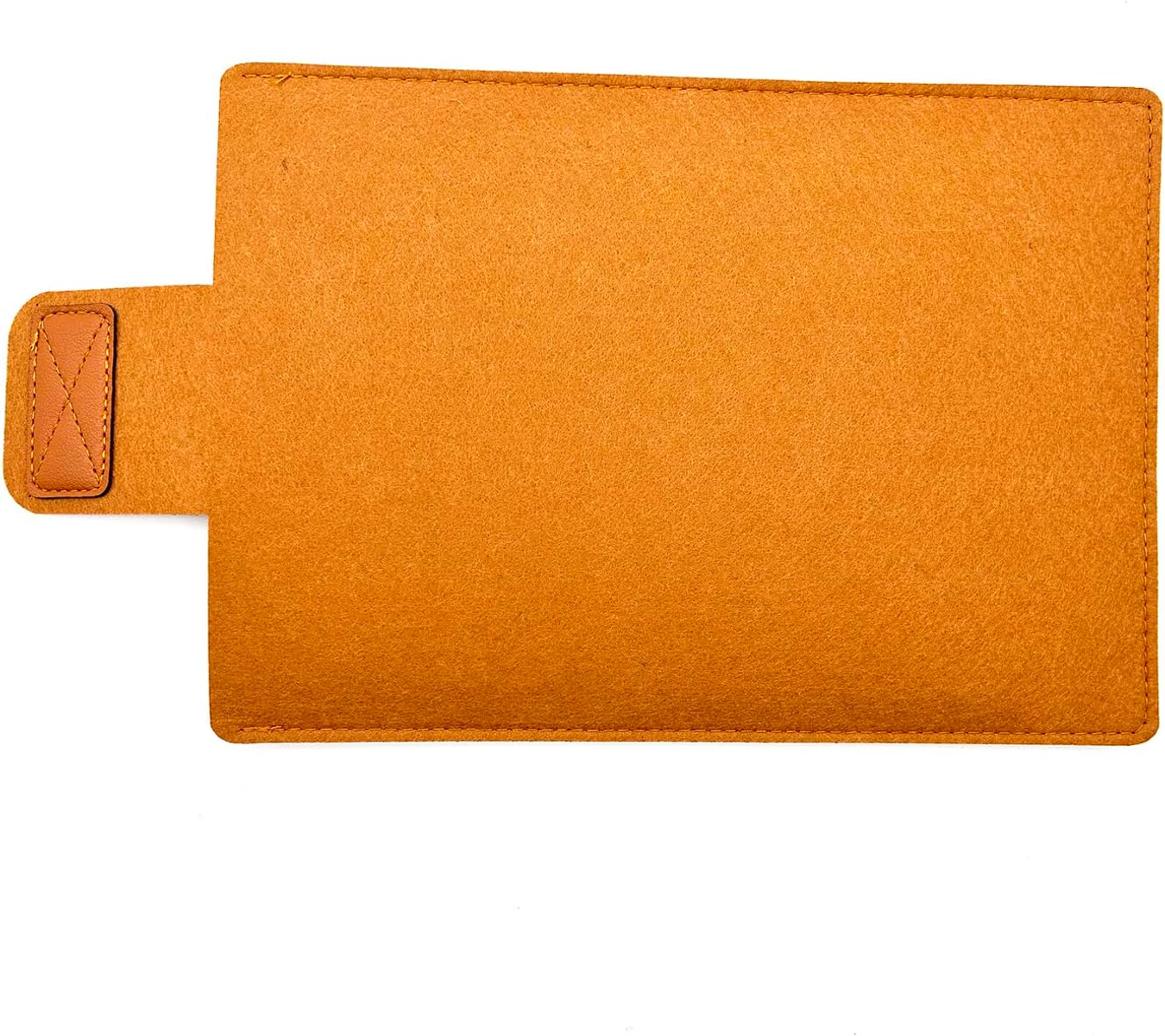 Ein orangefarbenes Filzcase, rechteckig mit Lasche. Es liegt auf einer weißen Oberfläche, Draufsicht, und ist leer.