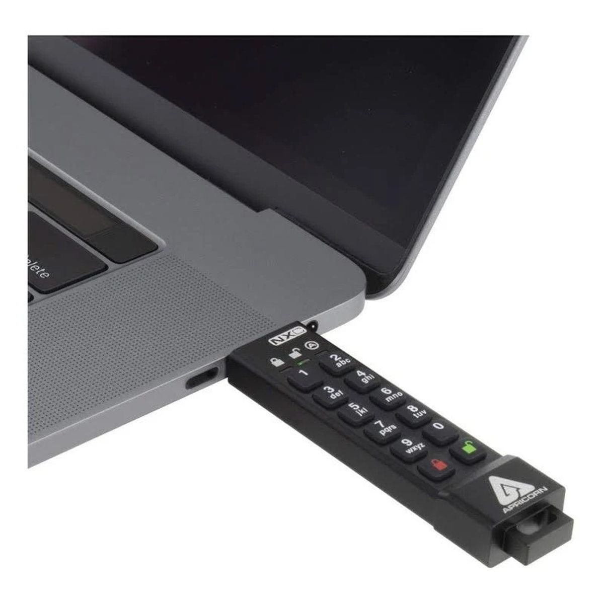 Zwarte USB-stick aangesloten op een laptop. De stick heeft een toetsenbord.