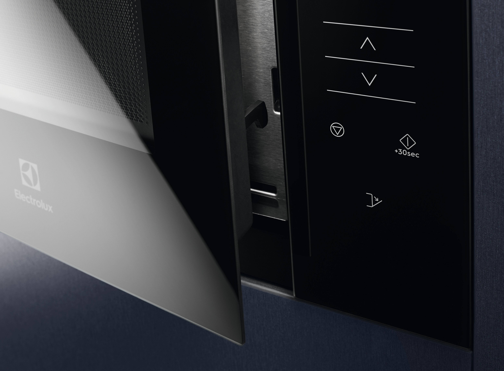 Zbliżenie otwartych drzwi czarnej kuchenki mikrofalowej, pokazujące wnętrze i panel sterowania z przyciskami.