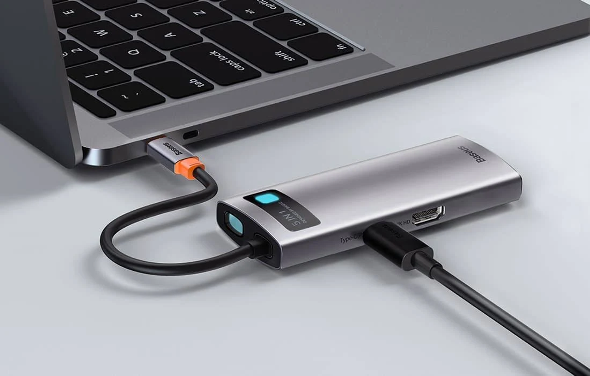 Ein silberner 5-in-1 USB-C-Hub, der an einen Laptop angeschlossen ist.