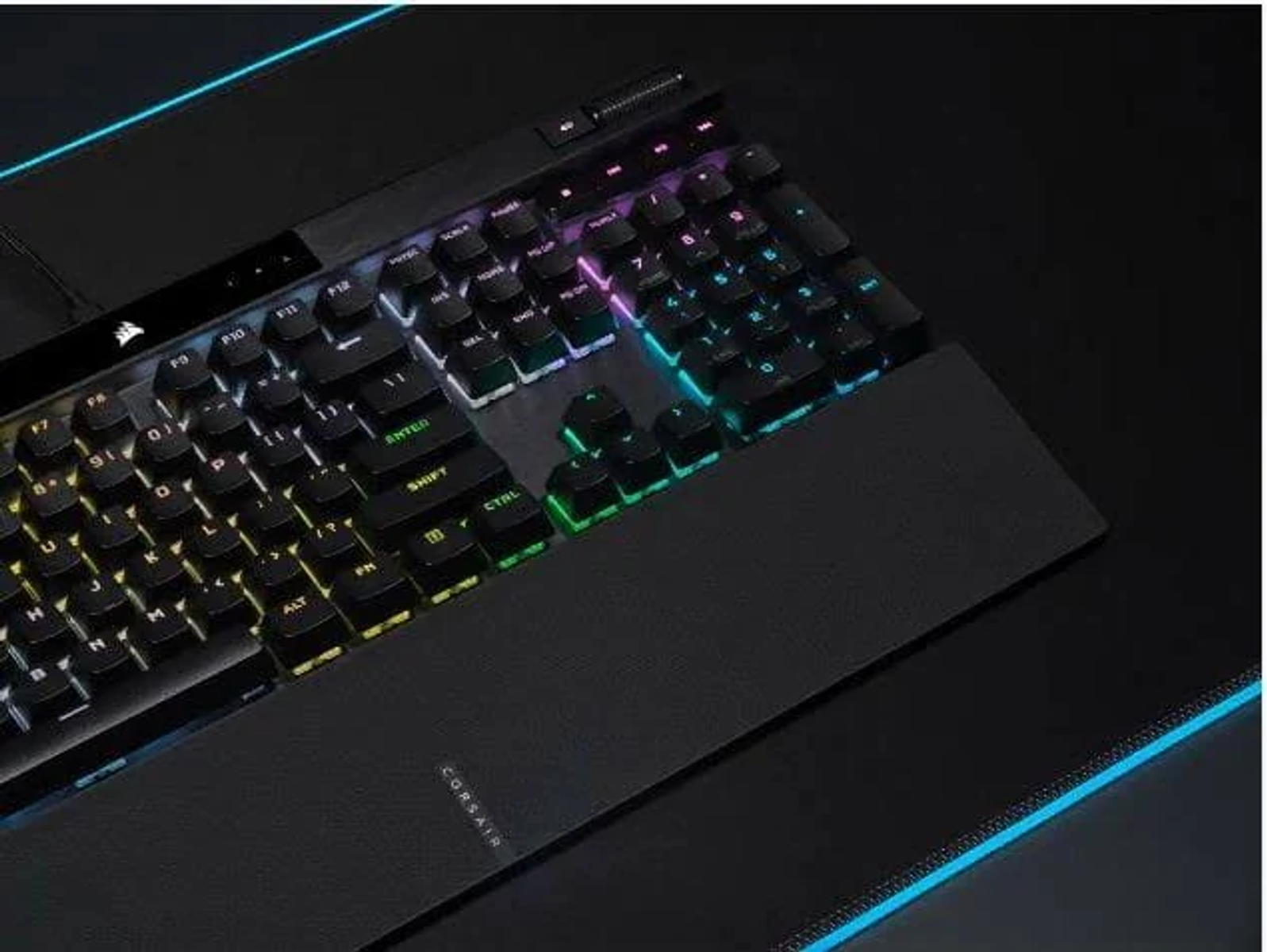 Teclado Corsair con teclas retroiluminadas y reposamuñecas.