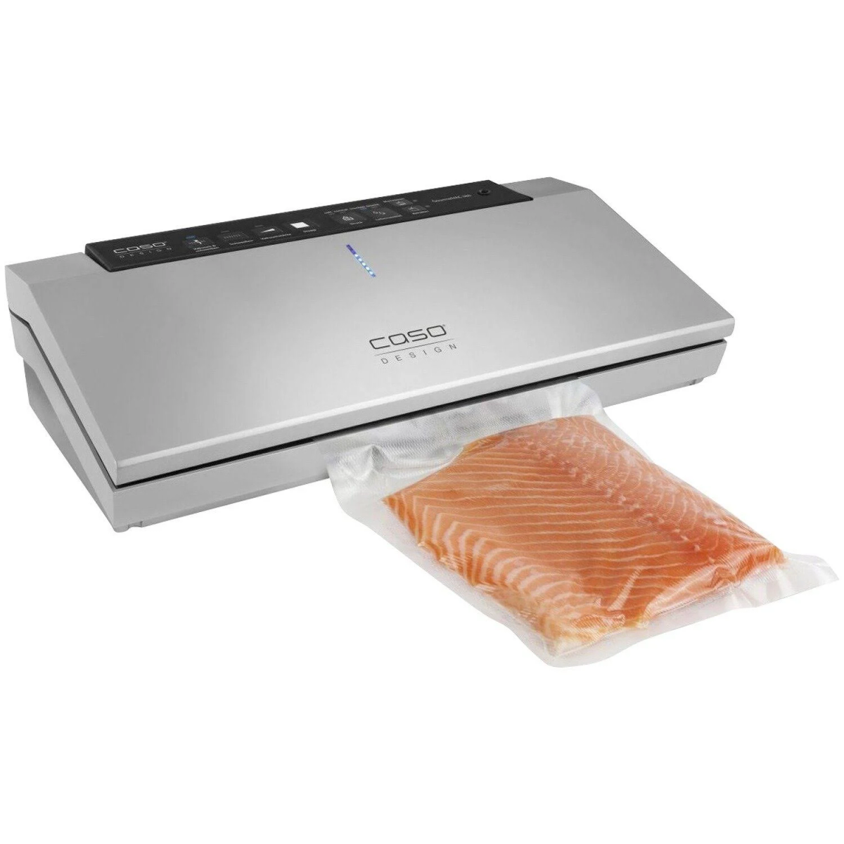 Silberner Vakuumierer mit einem Beutel Lachs. Weißer Hintergrund, Winkelansicht.