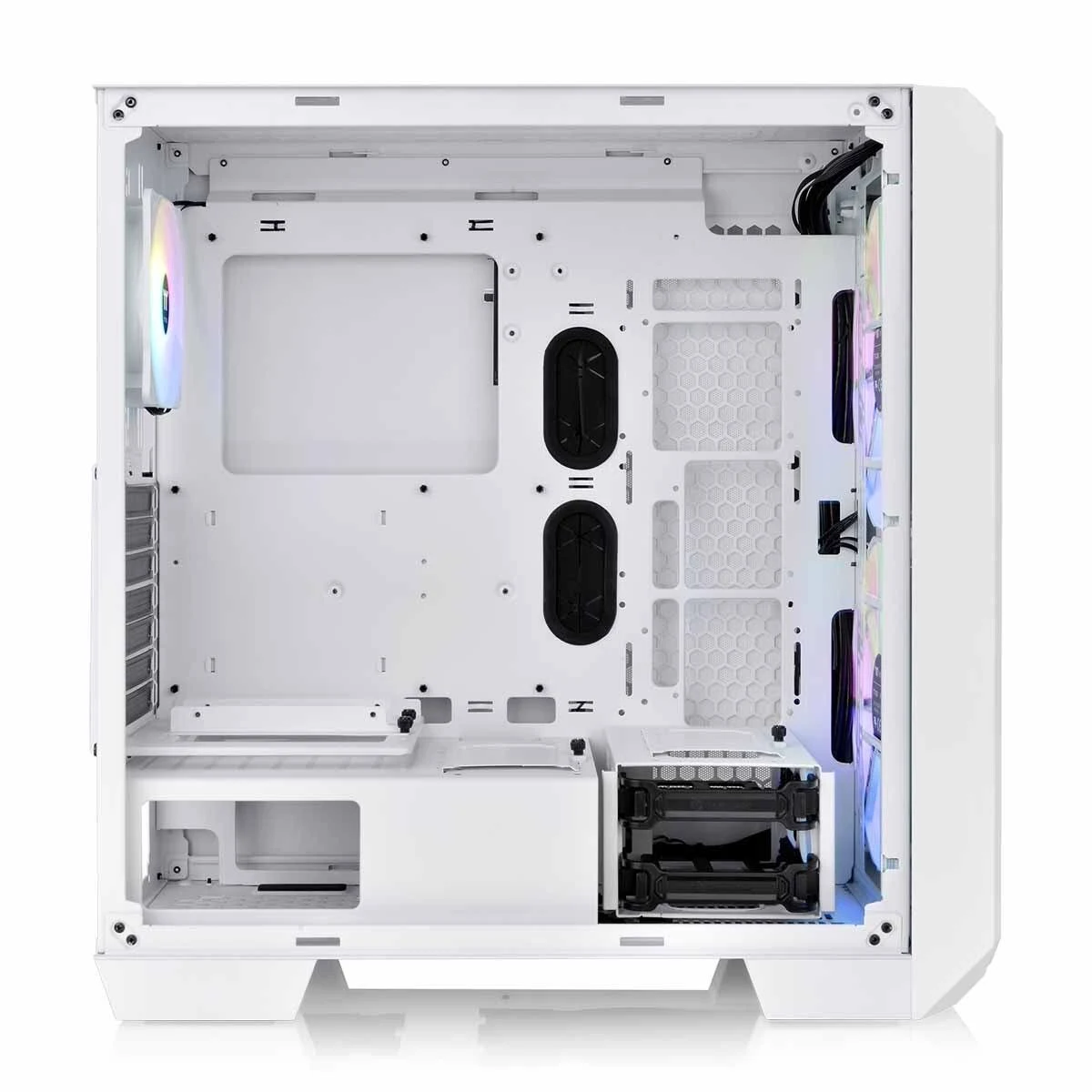 Wnętrze białej obudowy komputera, pokazujące obszar płyty głównej, kosze na dyski i mocowania wentylatorów.