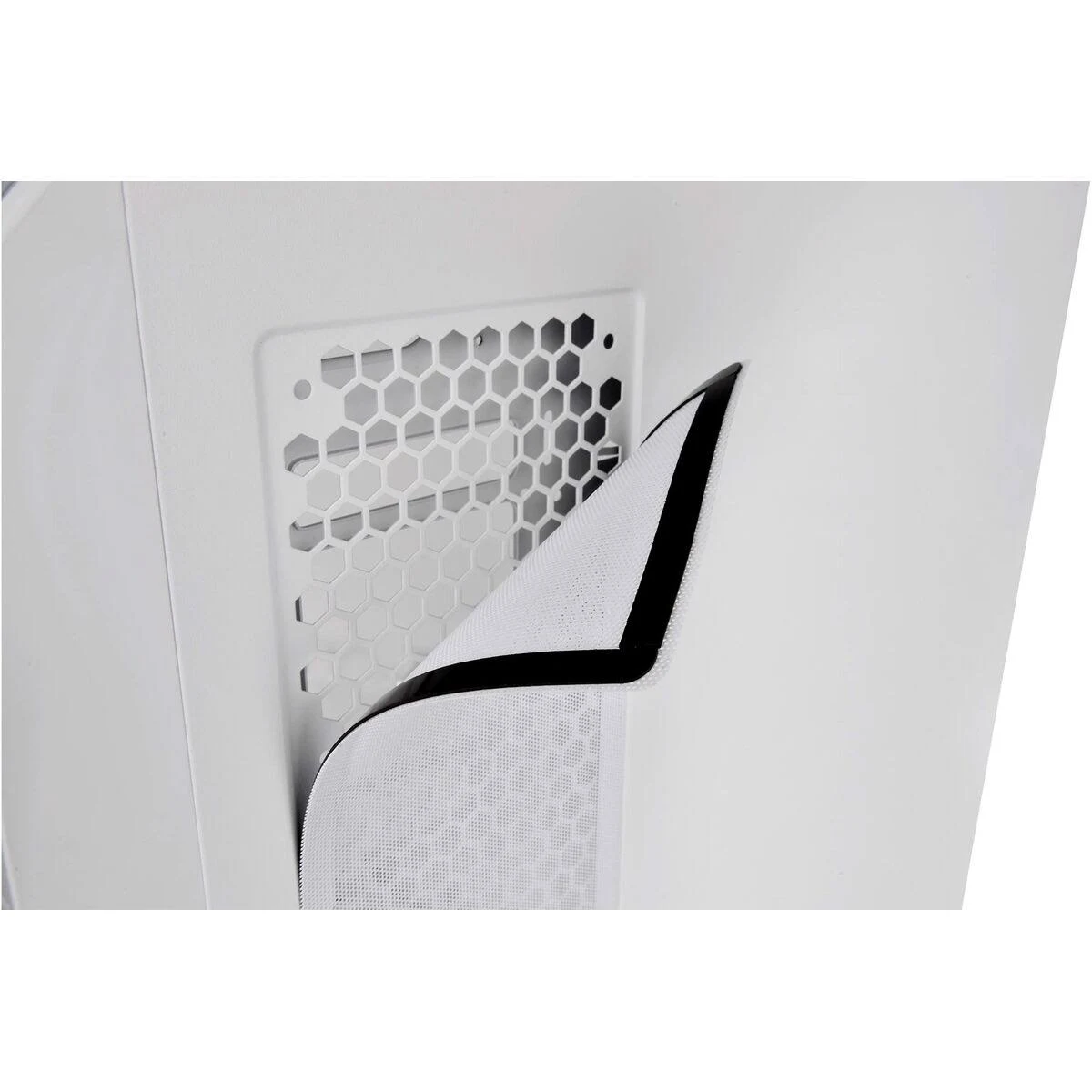 Biała obudowa komputera z wyjmowanym filtrem. Filtr jest biały z wzorem plastra miodu.