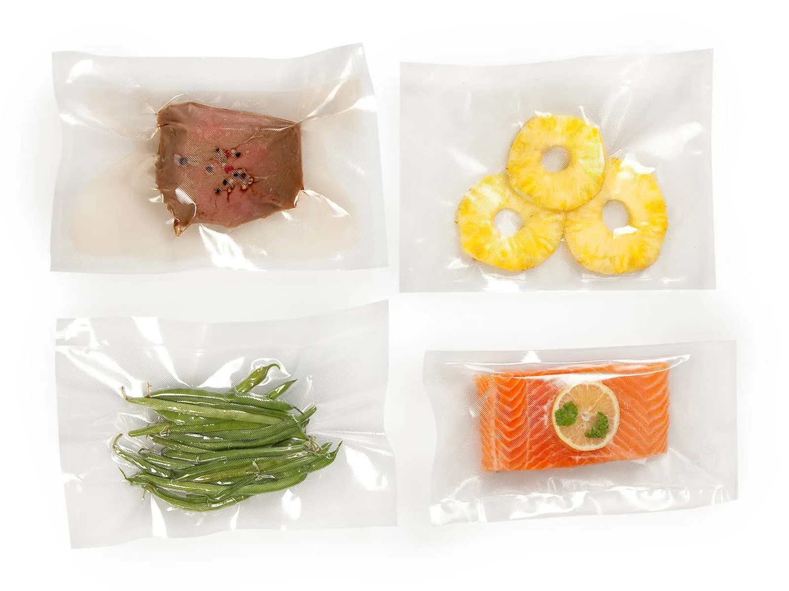 Vier vakuumversiegelte Beutel mit Lebensmitteln: Fleisch, Ananasstücke, grüne Bohnen und Lachs.