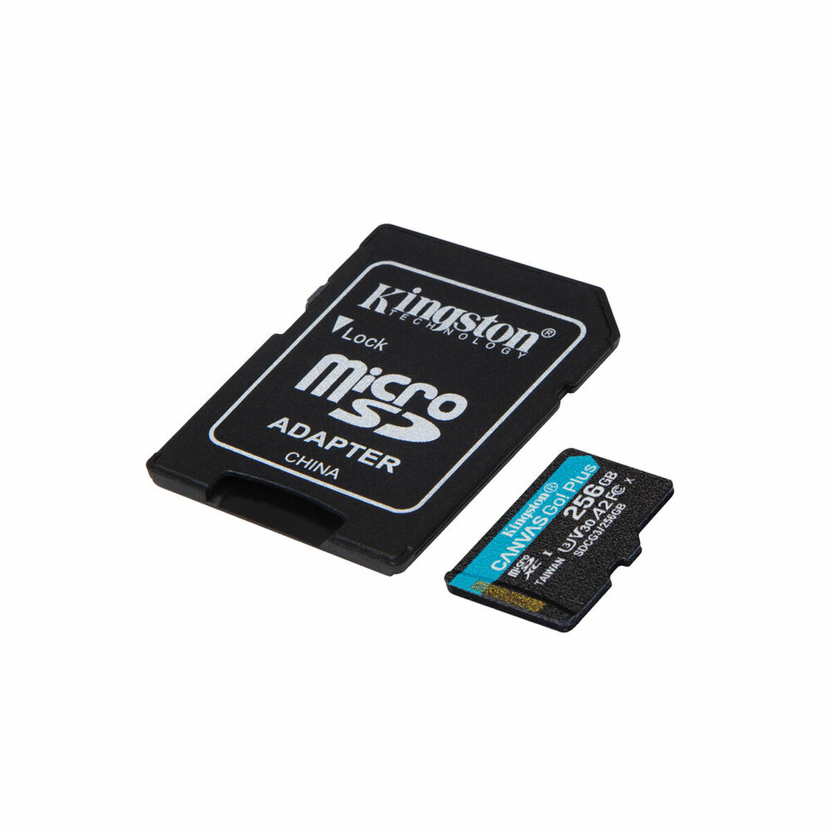 Adattatore Micro SD Kingston nero e una piccola scheda Micro SD accanto su bianco.