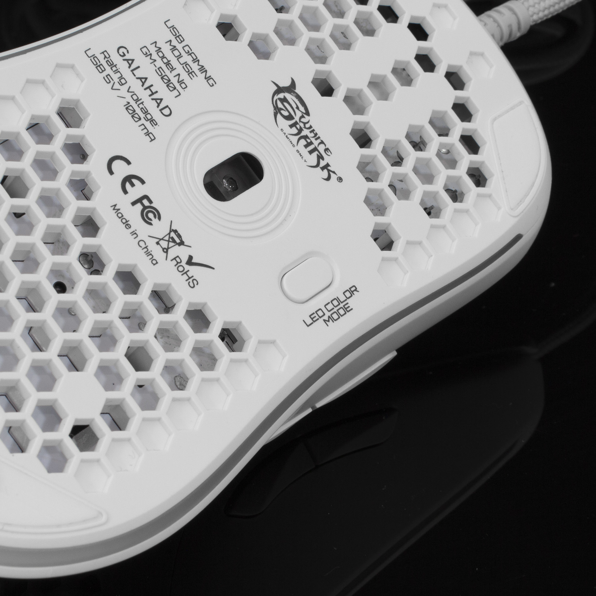 Mouse da gaming bianco con design a nido d'ape e marchio. Pulsante modalità colore LED.
