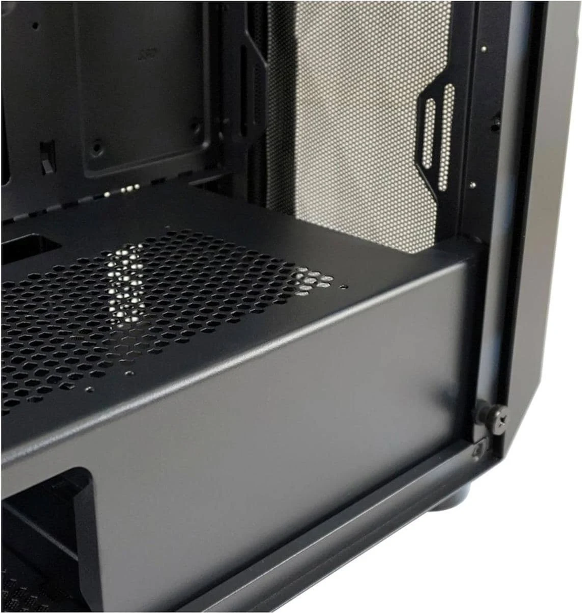 Interno di un case per computer nero. Sono visibili il telaio metallico, un pannello perforato e un vano.