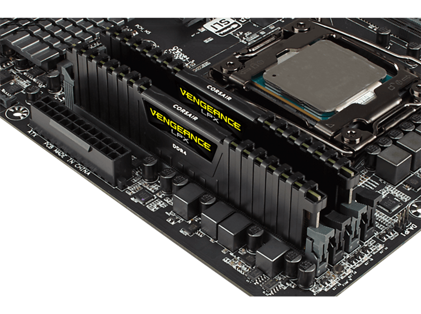 Zbliżenie czarnej płyty głównej z modułami RAM, procesorem i różnymi komponentami.