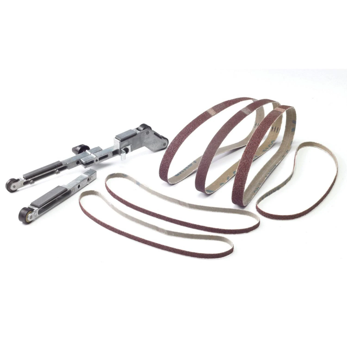 Zestaw pasów szlifierskich i metalowego narzędzia szlifierskiego, wszystko na białej powierzchni.