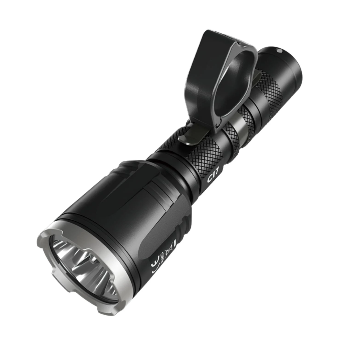 Schwarze Taschenlampe. Silberner Ring um die Lichtquelle. Schwarzer Hintergrund. Die Taschenlampe ist angewinkelt.