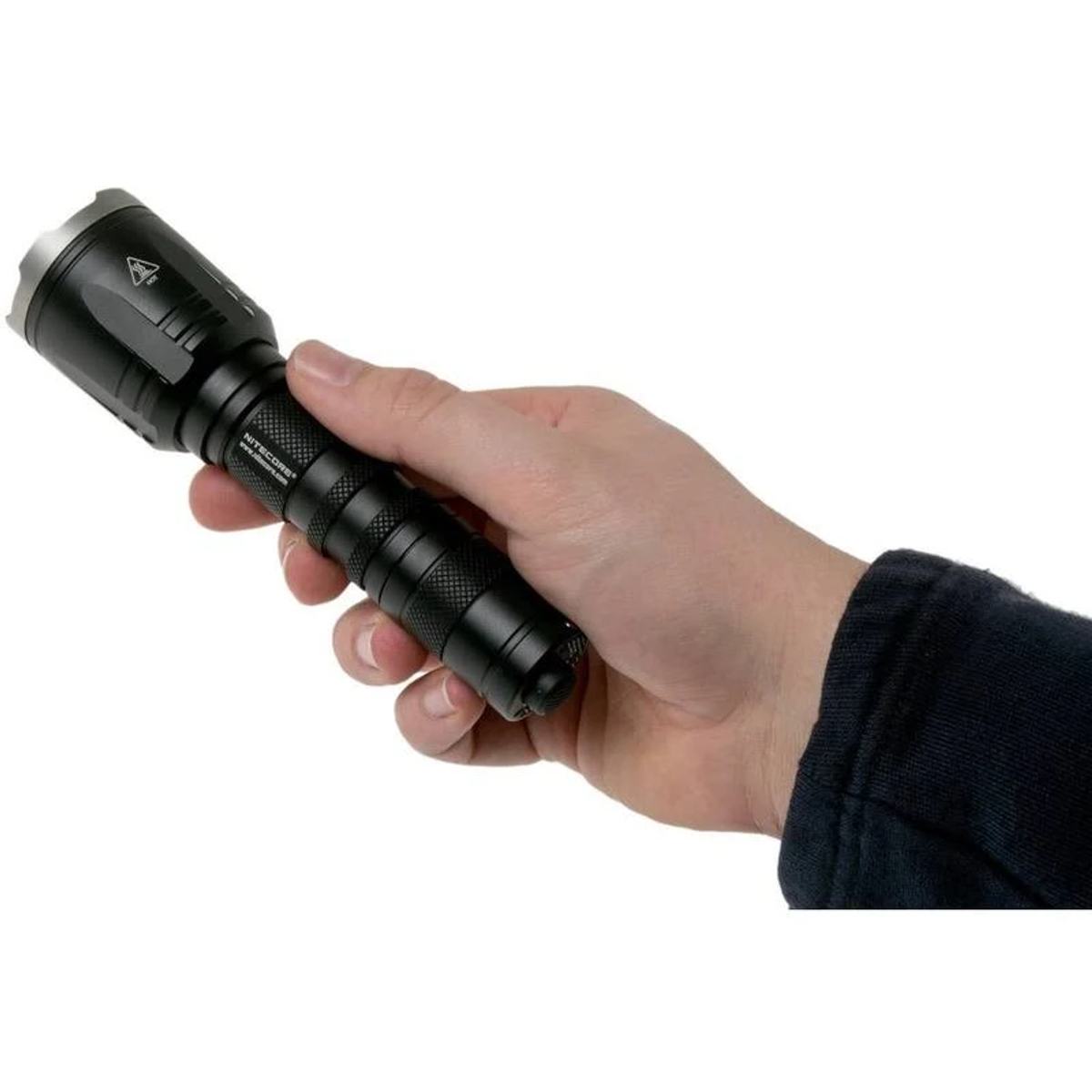 Hand hält eine schwarze Taschenlampe.