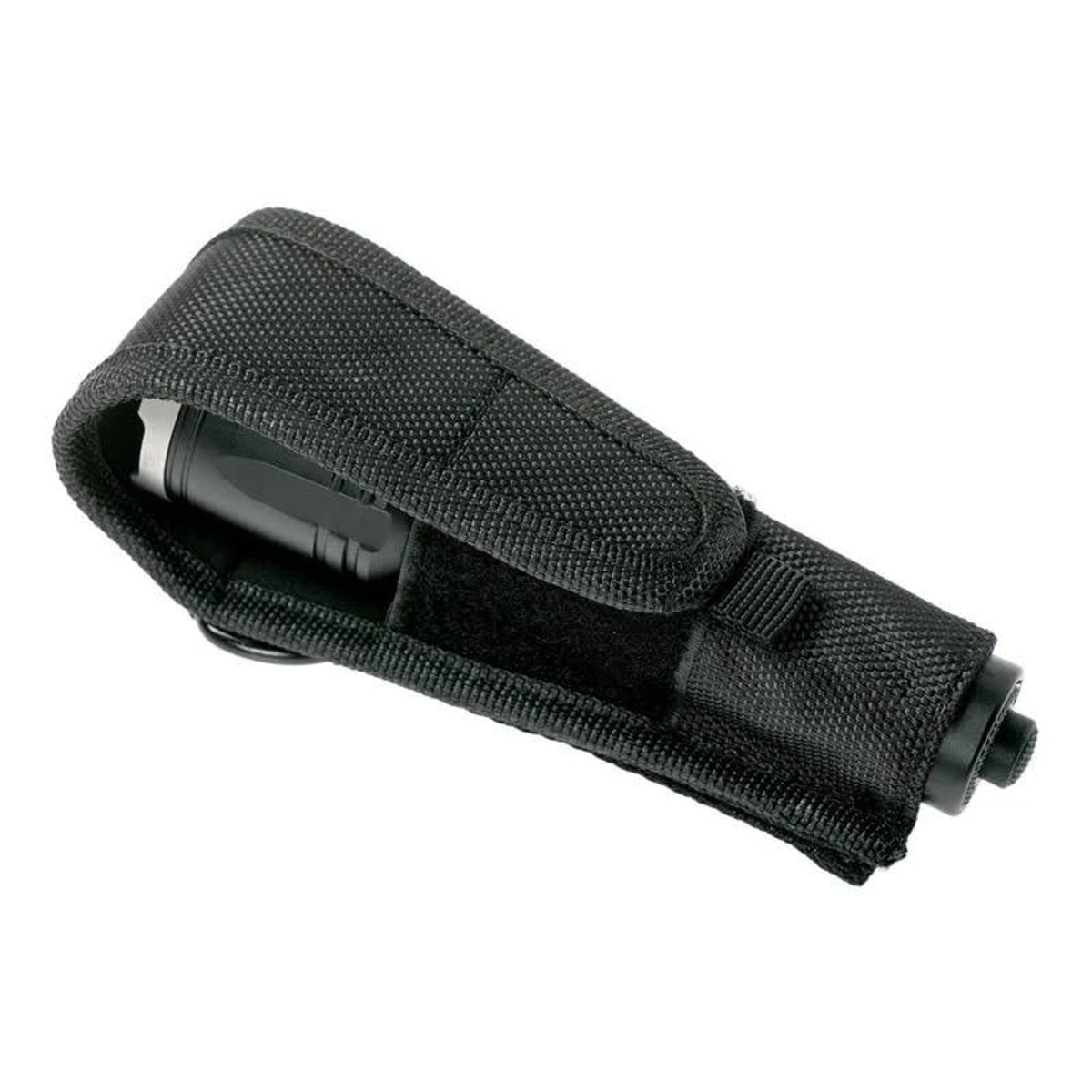 Schwarze Taschenlampe in einer schwarzen Nylonholster. Weißer Hintergrund.