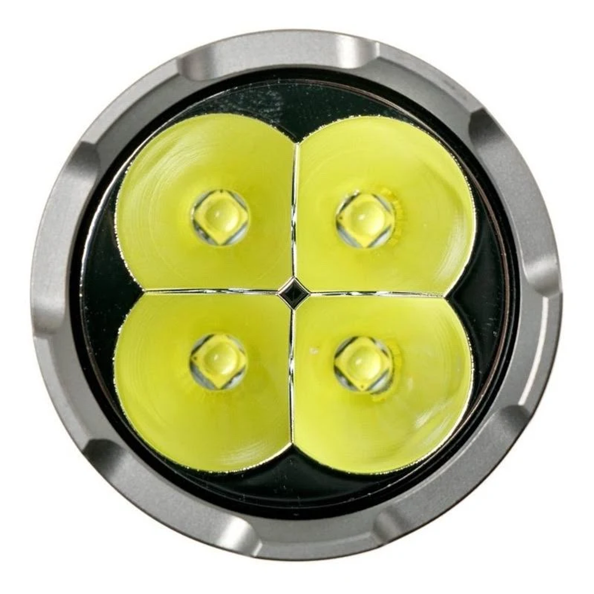 Nahaufnahme von vier hellgelben LEDs in einem metallisch-silbernen Taschenlampenkopf.