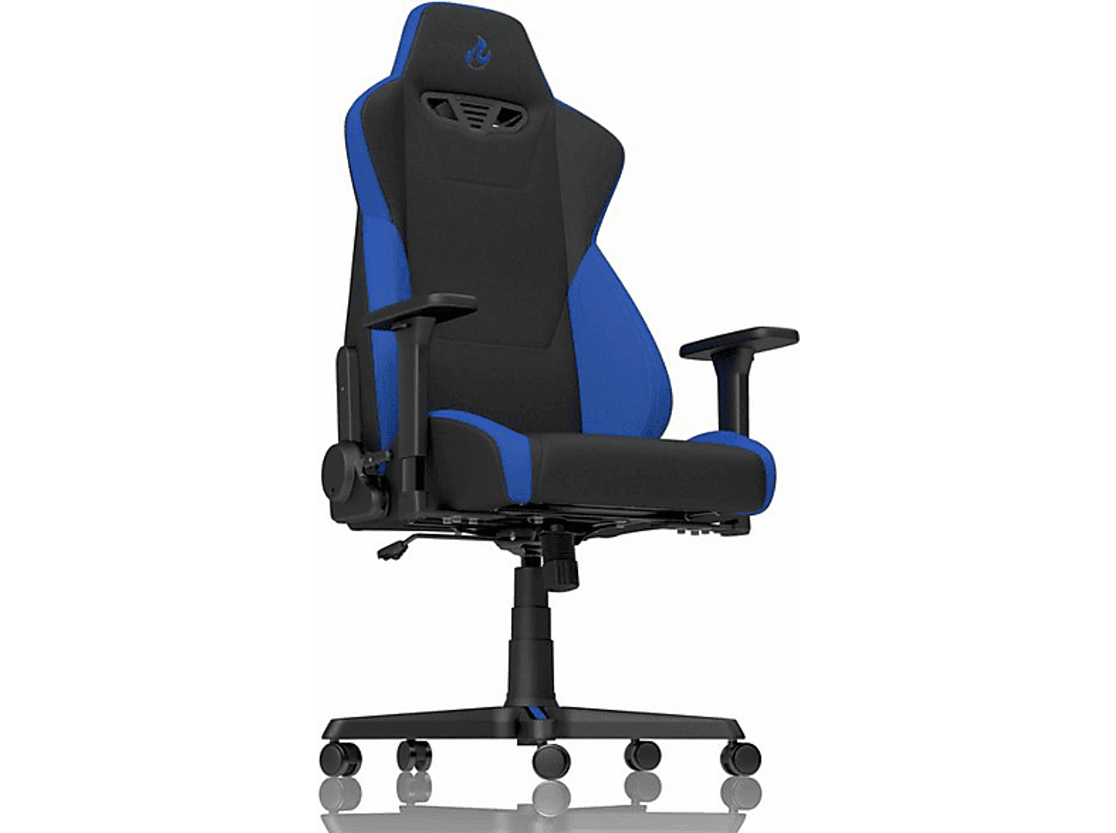 Gamingstoel, zwart en blauw, met hoge rugleuning en armleuningen, op zwarte achtergrond.