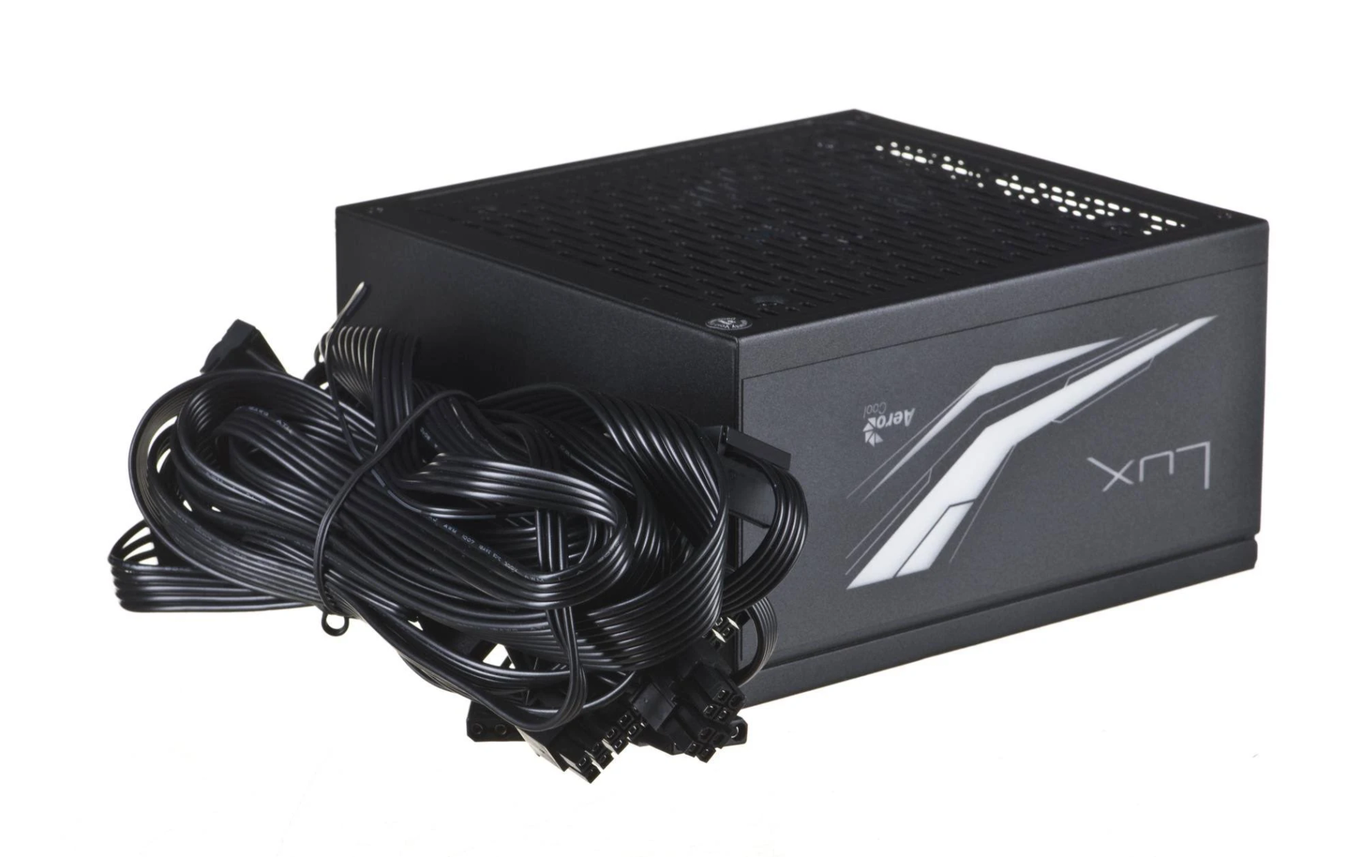 Zwarte AeroCool Lux voeding met kabels op witte achtergrond.