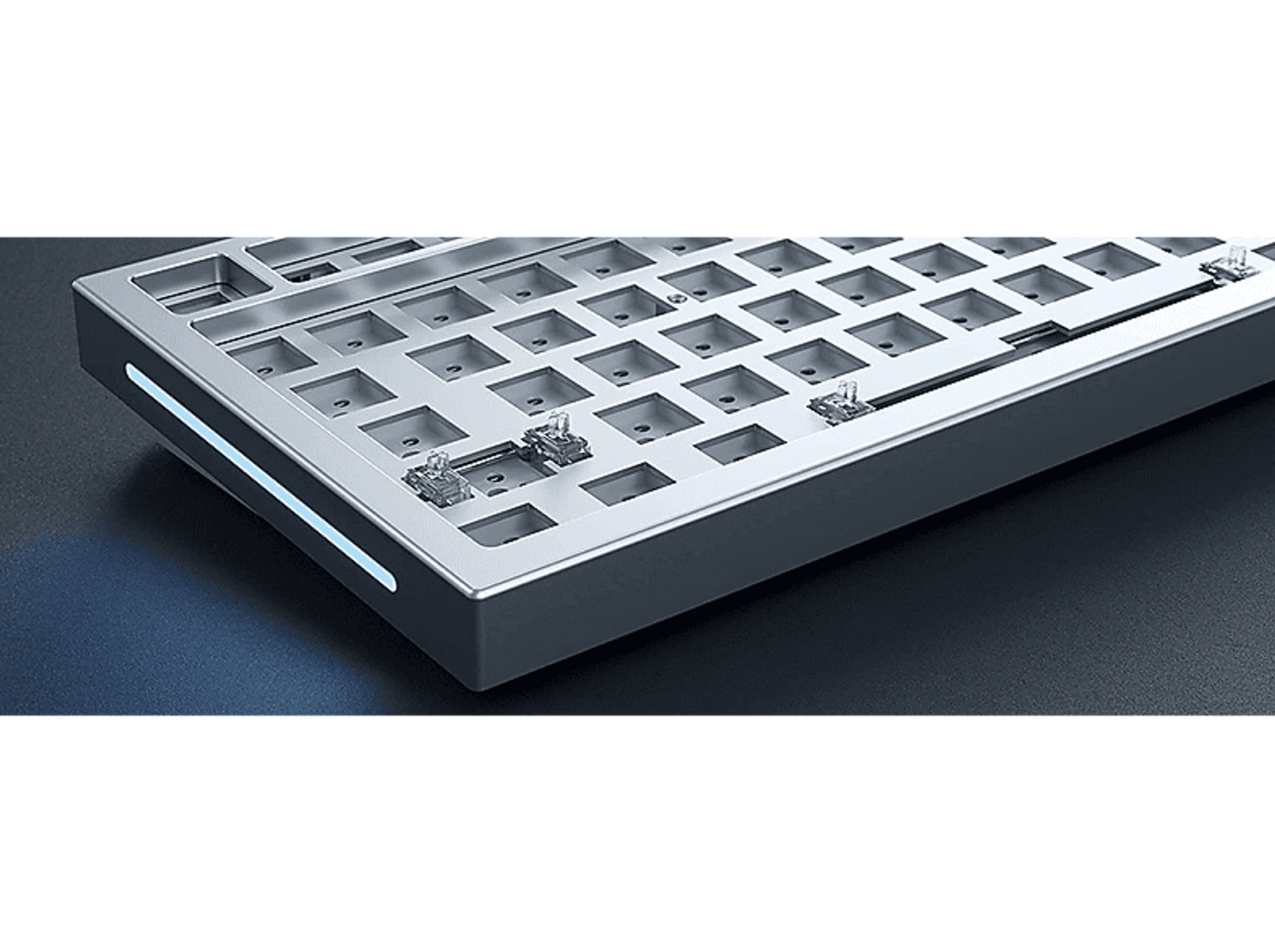Silberne mechanische Tastatur ohne Tastenkappen, zeigt Schalter.