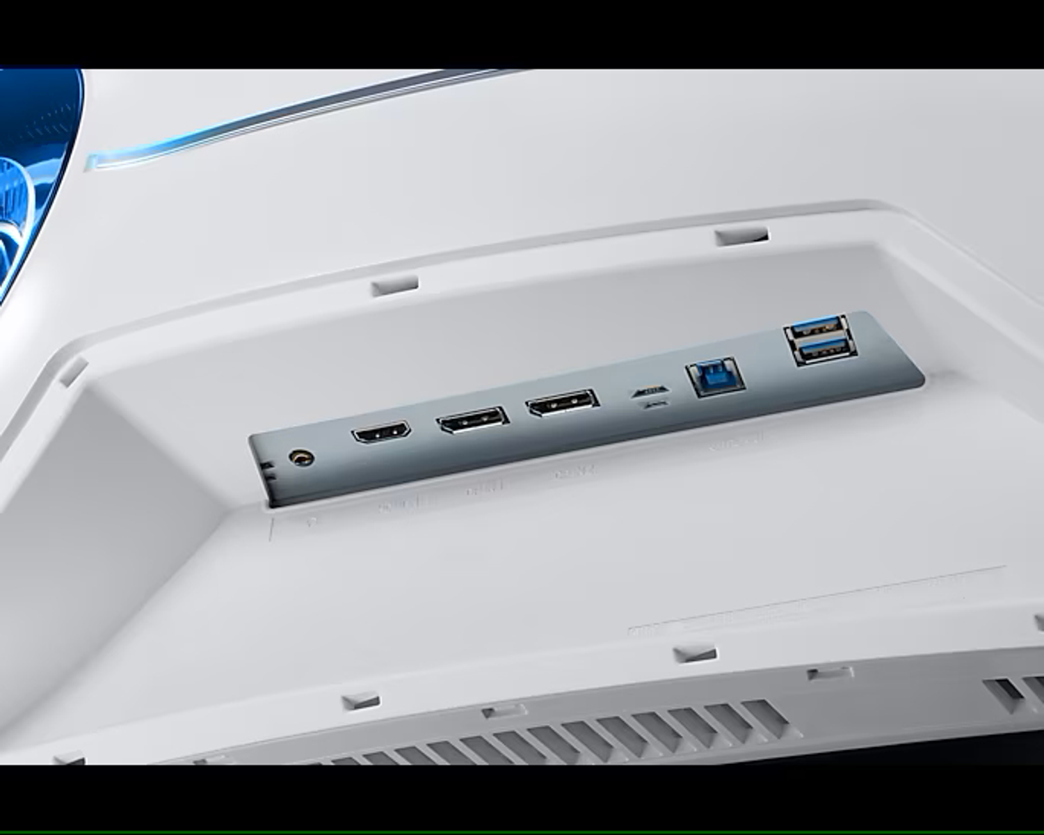 Rückansicht eines weißen Monitors mit Anschlüssen. HDMI-, USB- und Audioanschlüsse sind sichtbar.