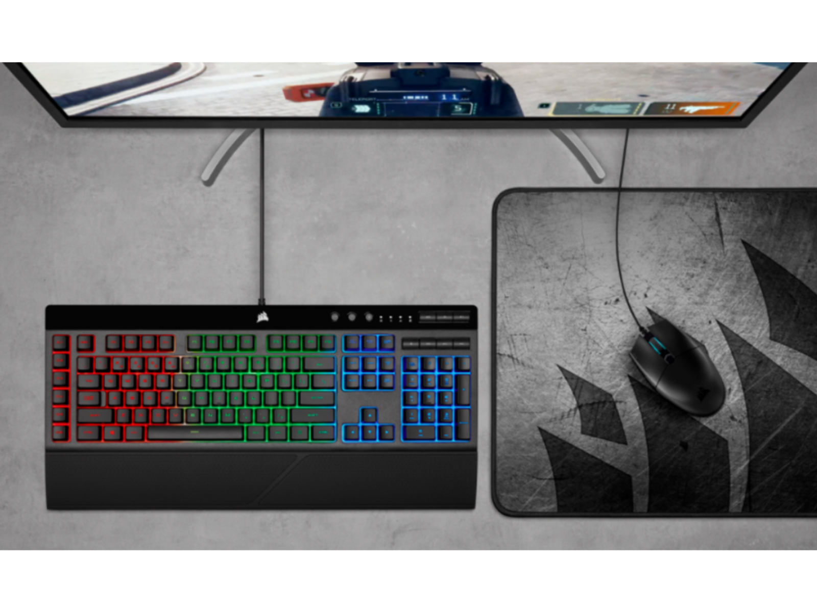 Konfiguracja do gier z klawiaturą i myszą Corsair oraz monitorem wyświetlającym grę wideo.