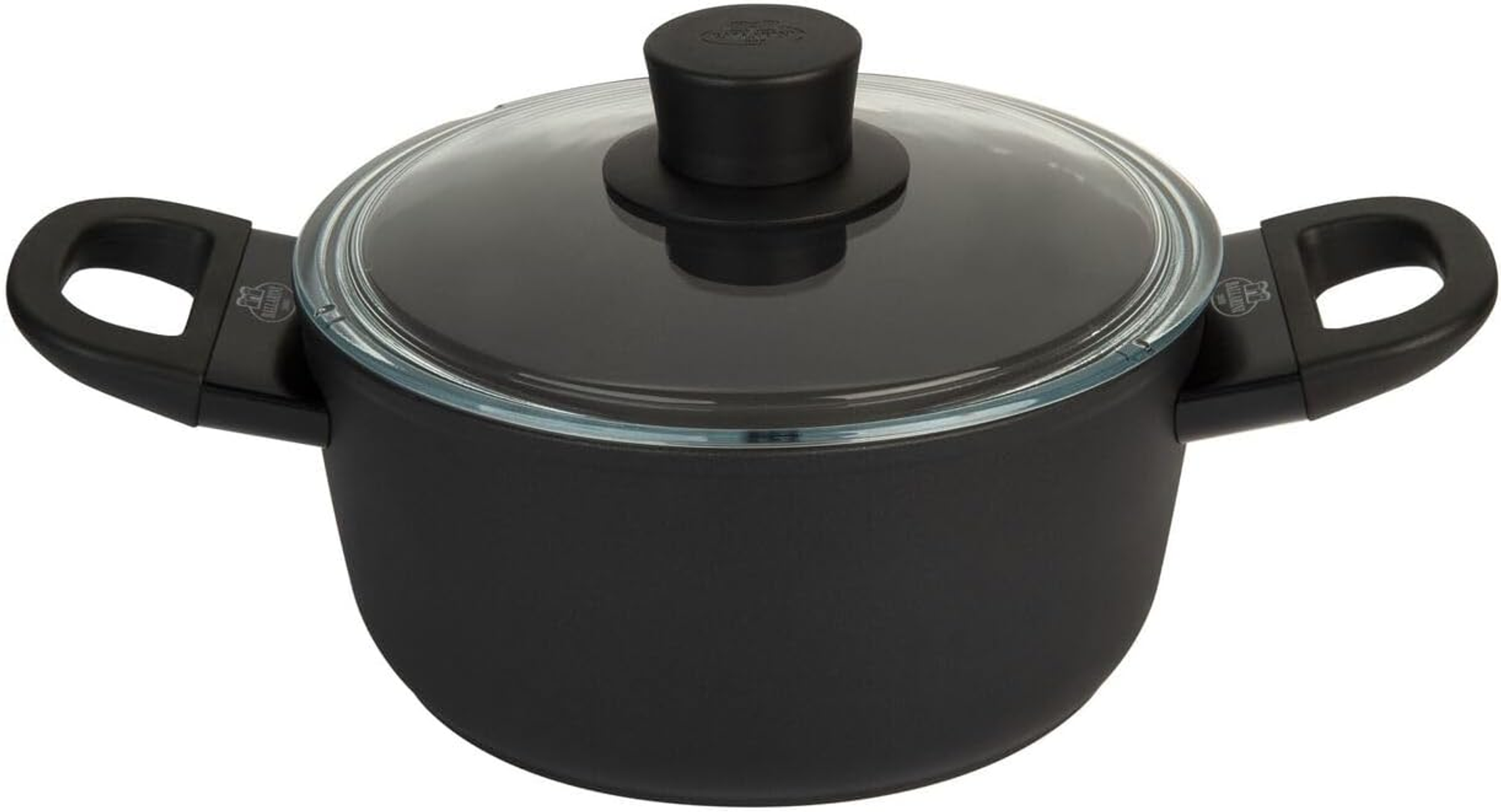 Schwarzer Topf mit Glasdeckel und schwarzem Griff. Schwarze Griffe auf beiden Seiten. Weißer Hintergrund.