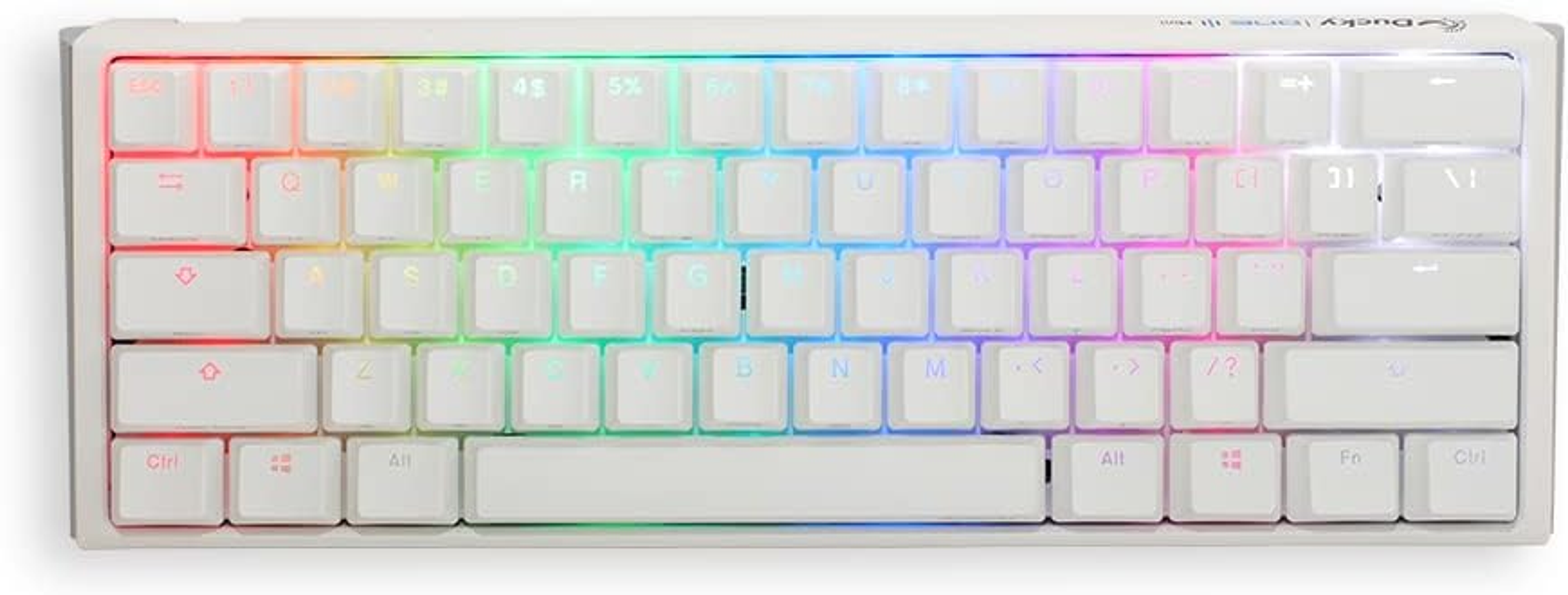 Wit toetsenbord, regenboogtoetsen, compacte indeling. Witte achtergrond.