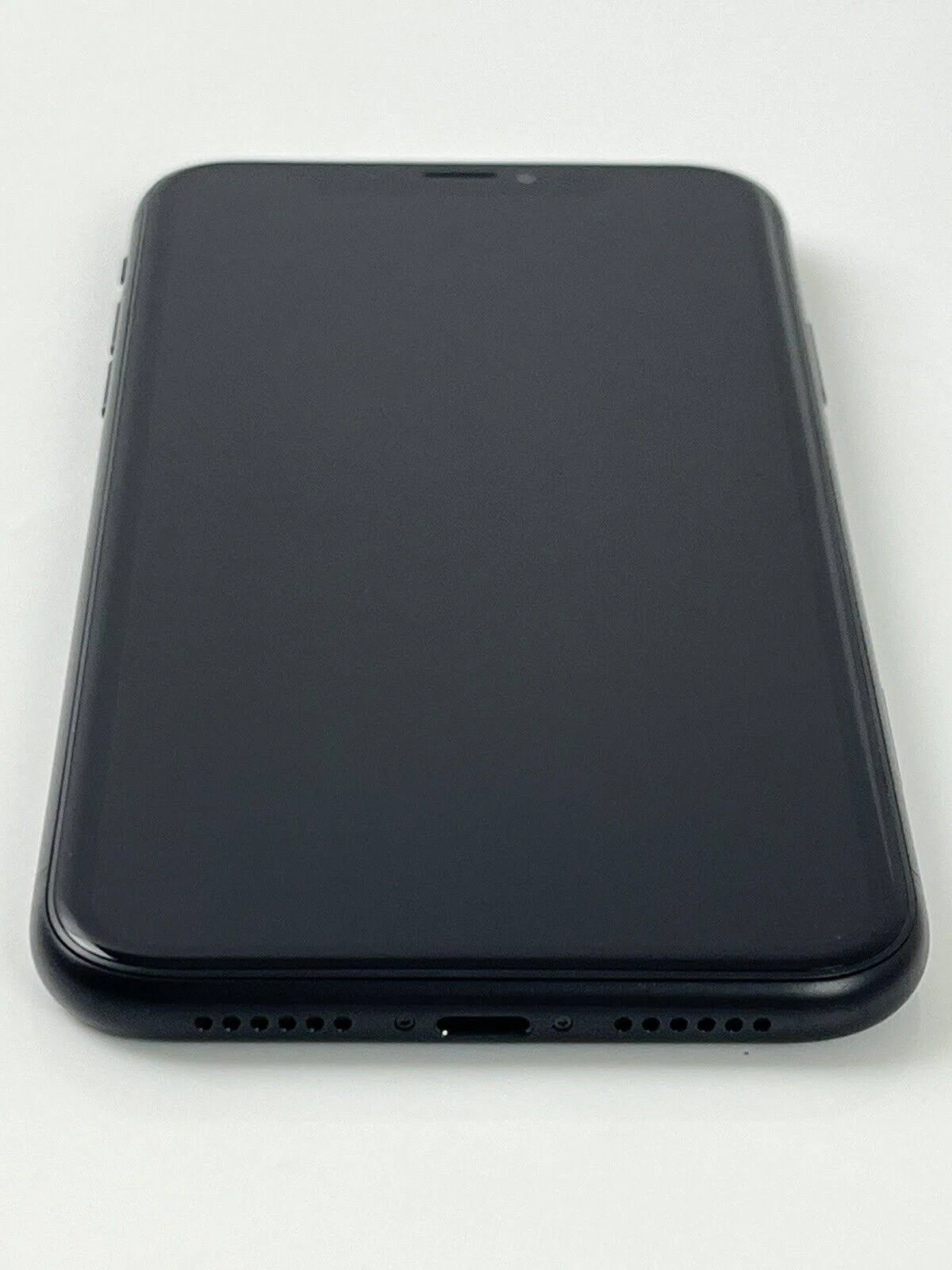 Schwarzes Smartphone mit glänzendem Bildschirm. Es ist ausgeschaltet.