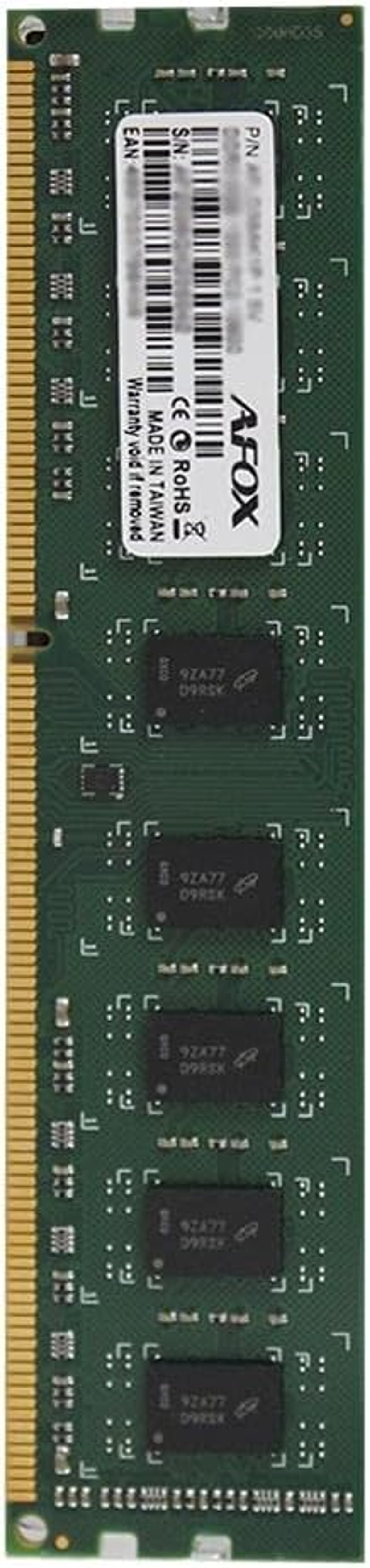 Grüner RAM-Stick mit Chips und Etiketten. Der Hintergrund ist weiß.