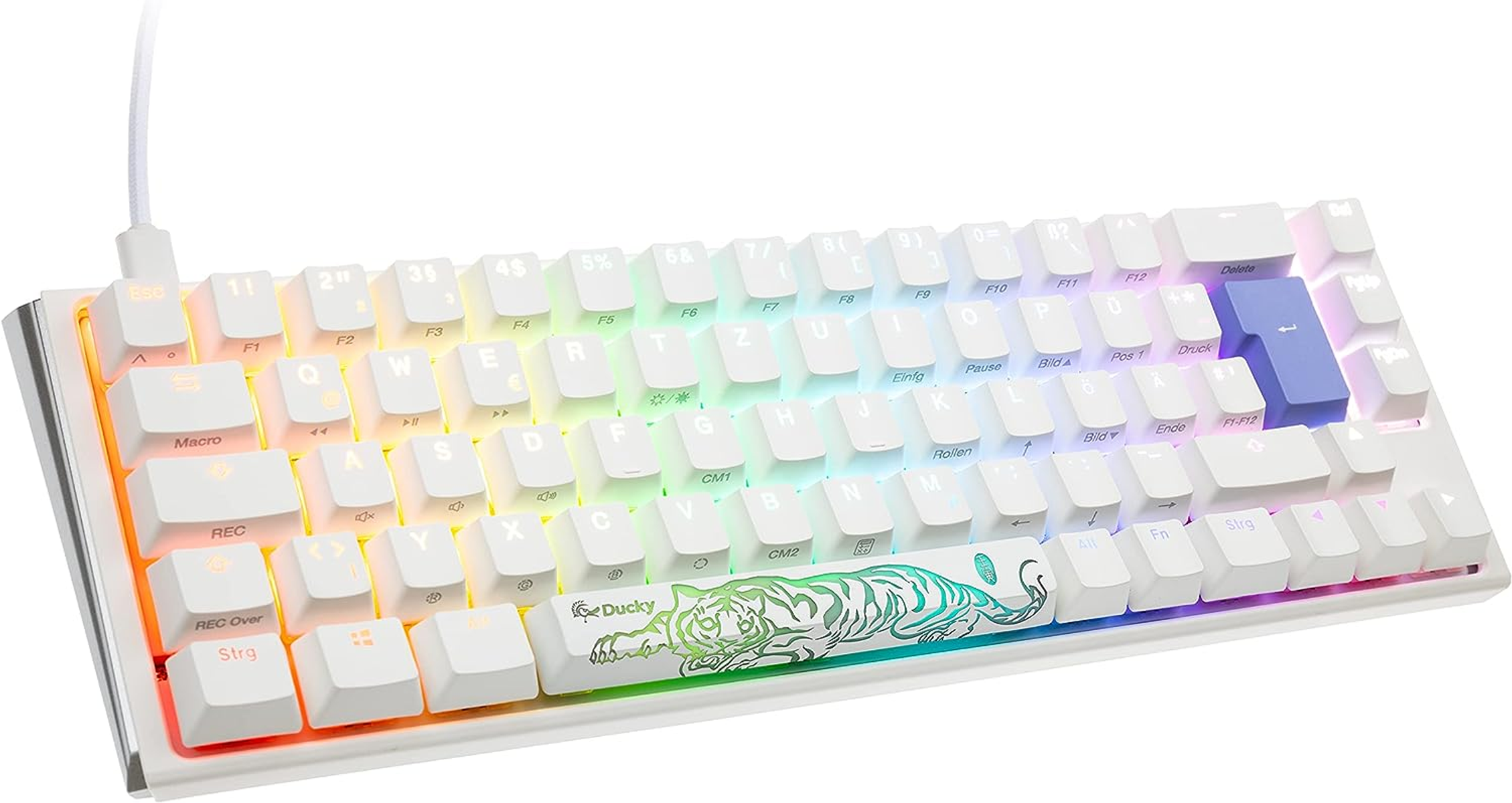 Tastiera bianca con tasti arcobaleno. Design tigre sulla barra spaziatrice. Cavo bianco. Sfondo bianco.